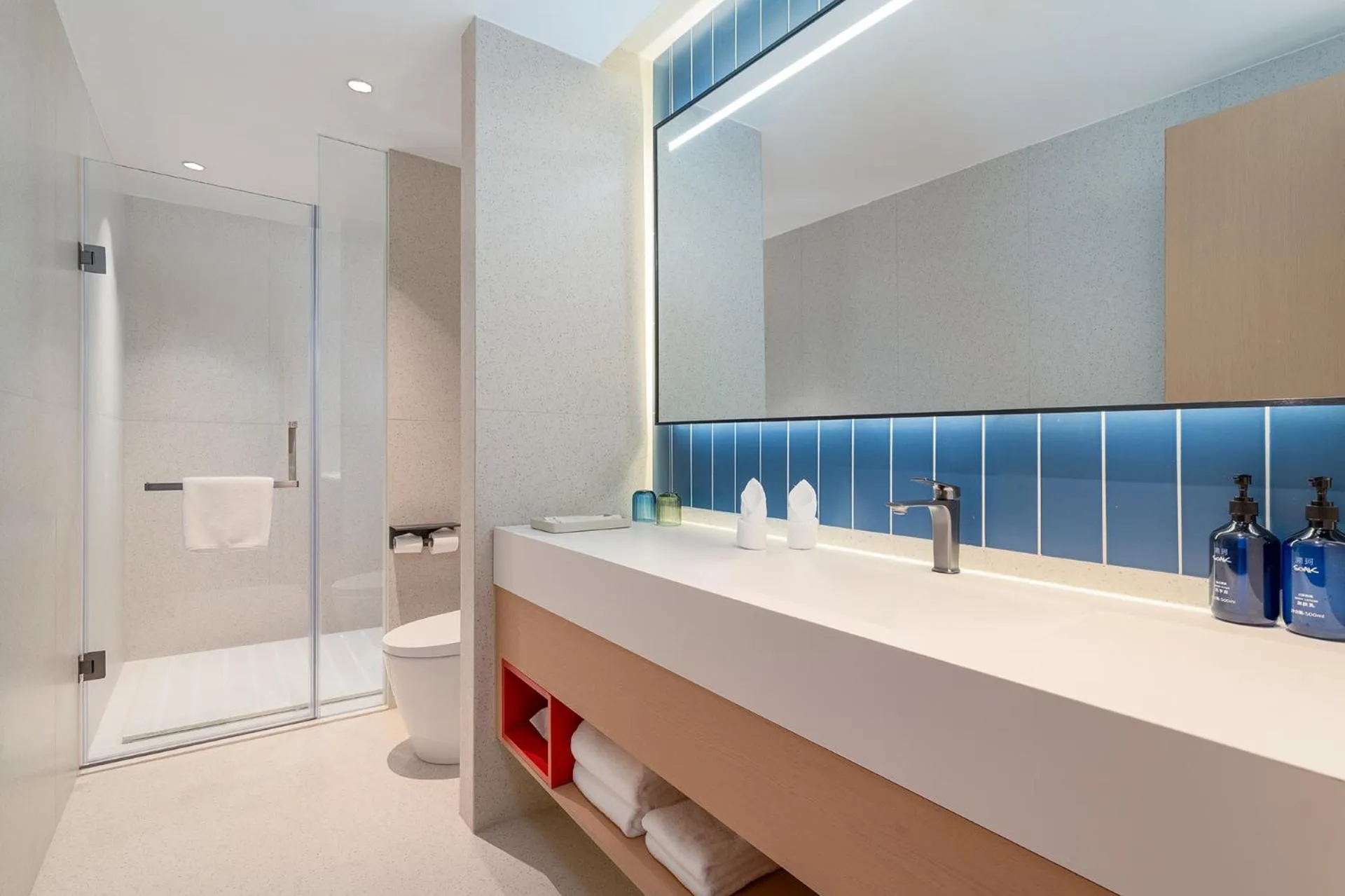Shower in Holiday Inn Express Kunming Yiliang Center by IHG
