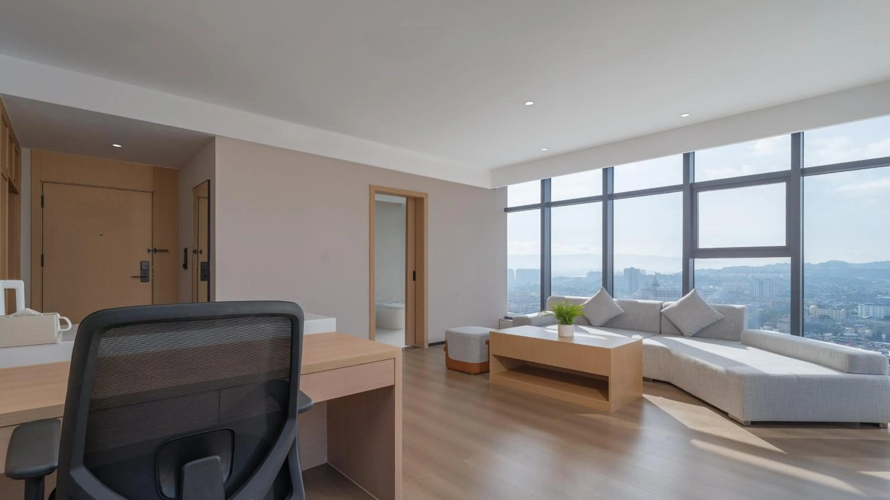 Photo of the whole room, Bed in Holiday Inn Express Kunming Yiliang Center by IHG