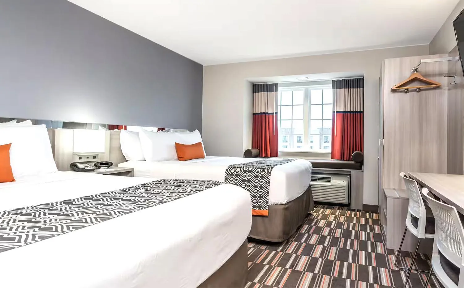 Deluxe Queen Room in Spark by Hilton Rochester South
