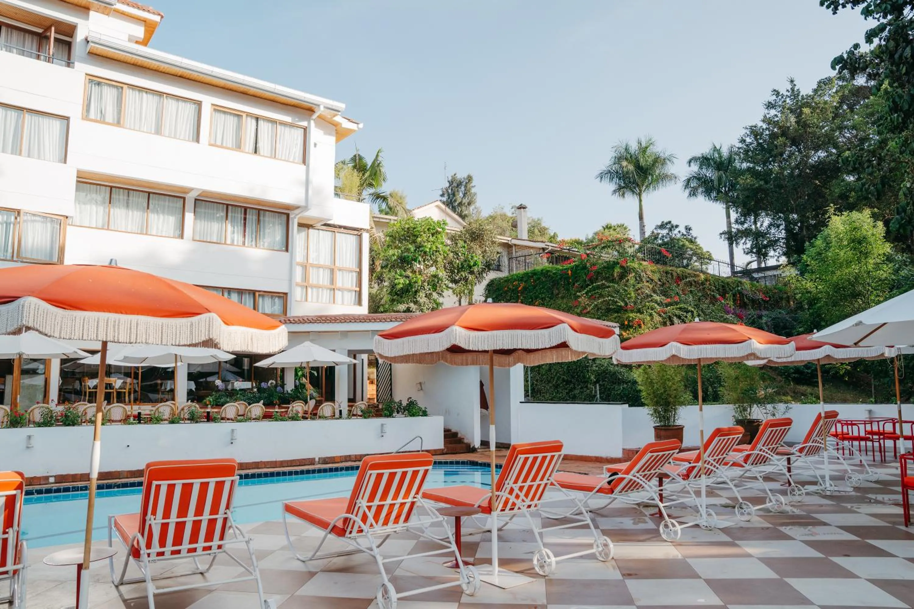 Property building in Céline & Lolo