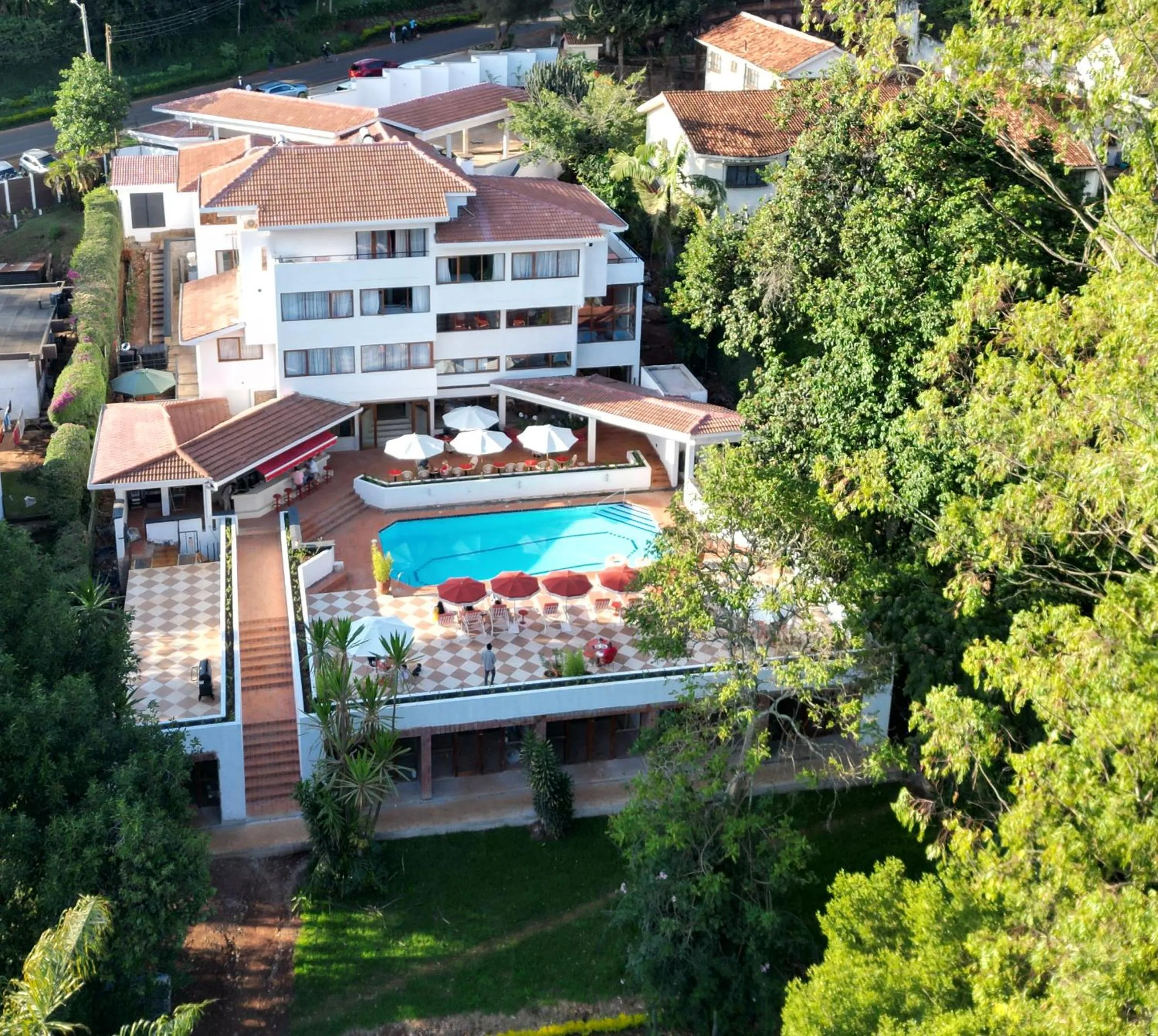 Property building in Céline & Lolo