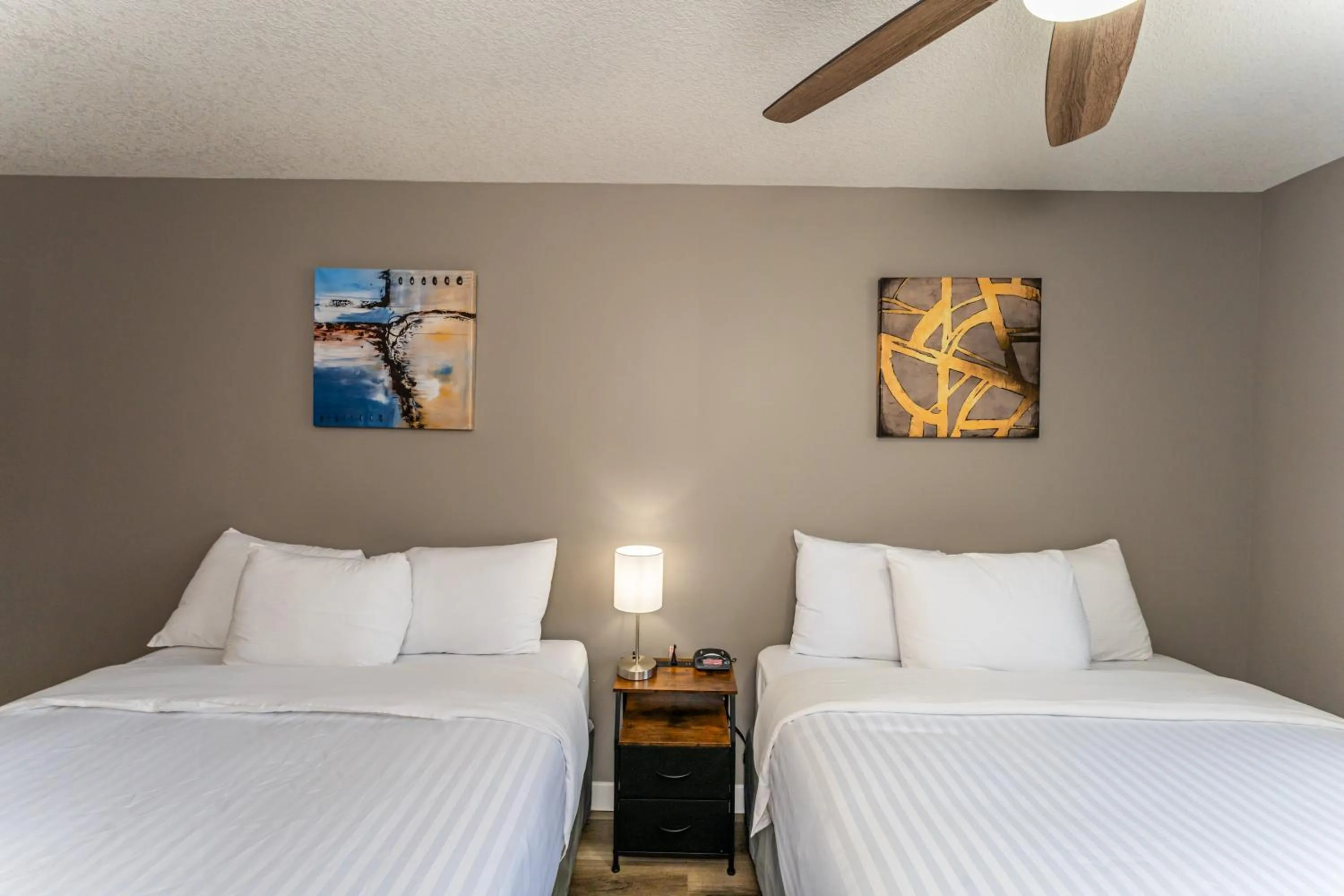 Bed in Hinton Highway Inn