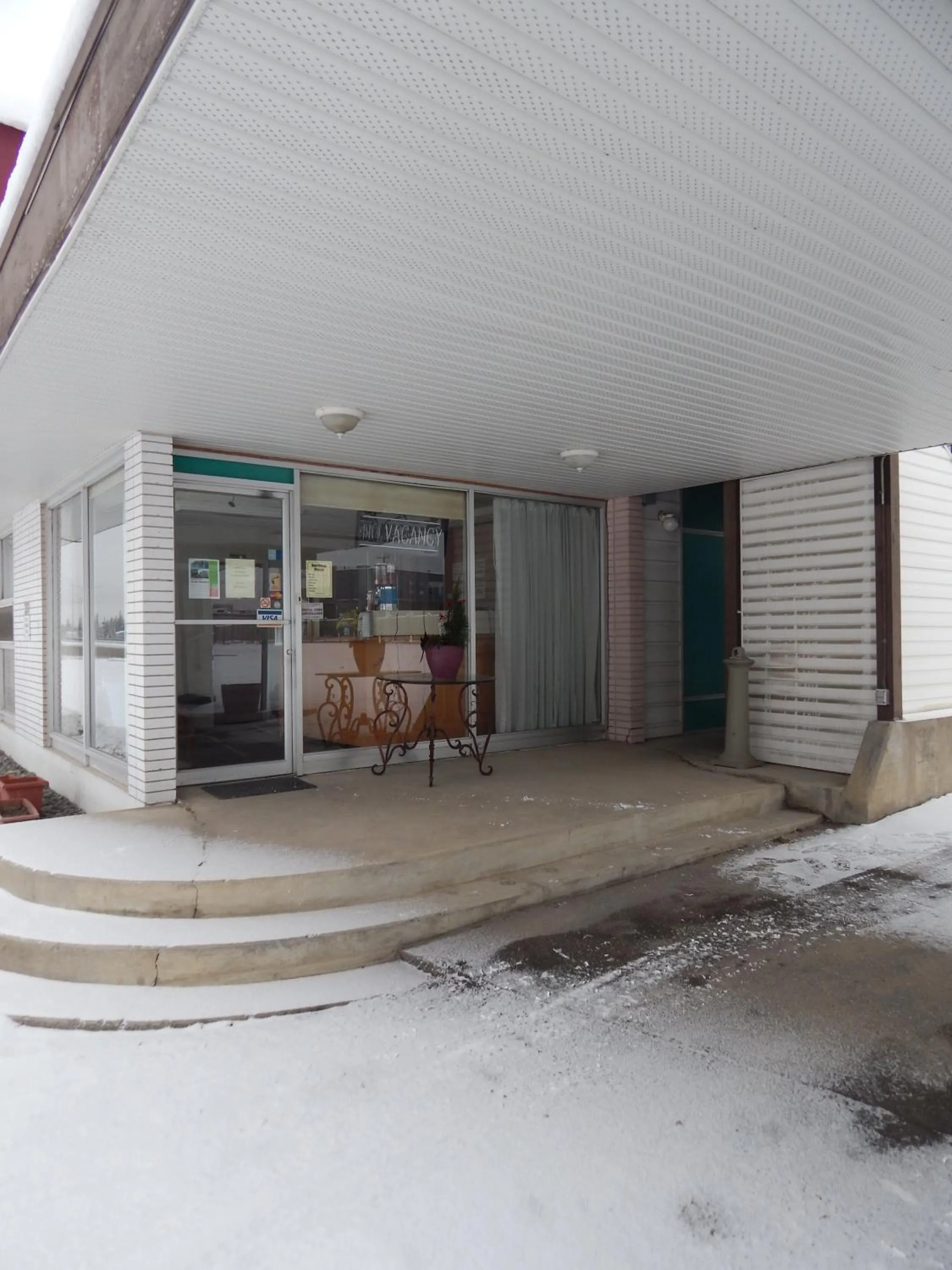 Facade/entrance in Hinton Highway Inn