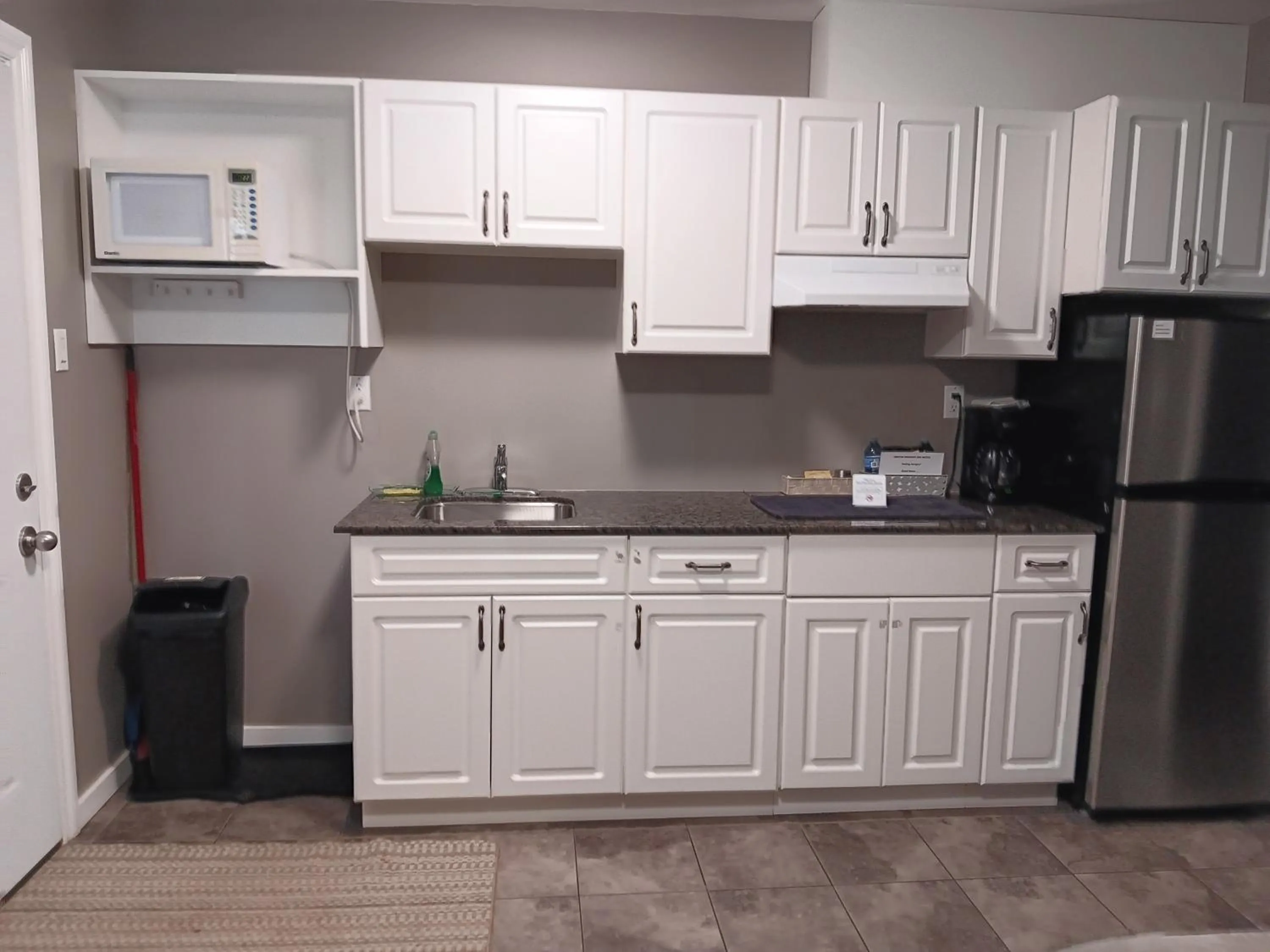 Kitchen or kitchenette in Hinton Highway Inn