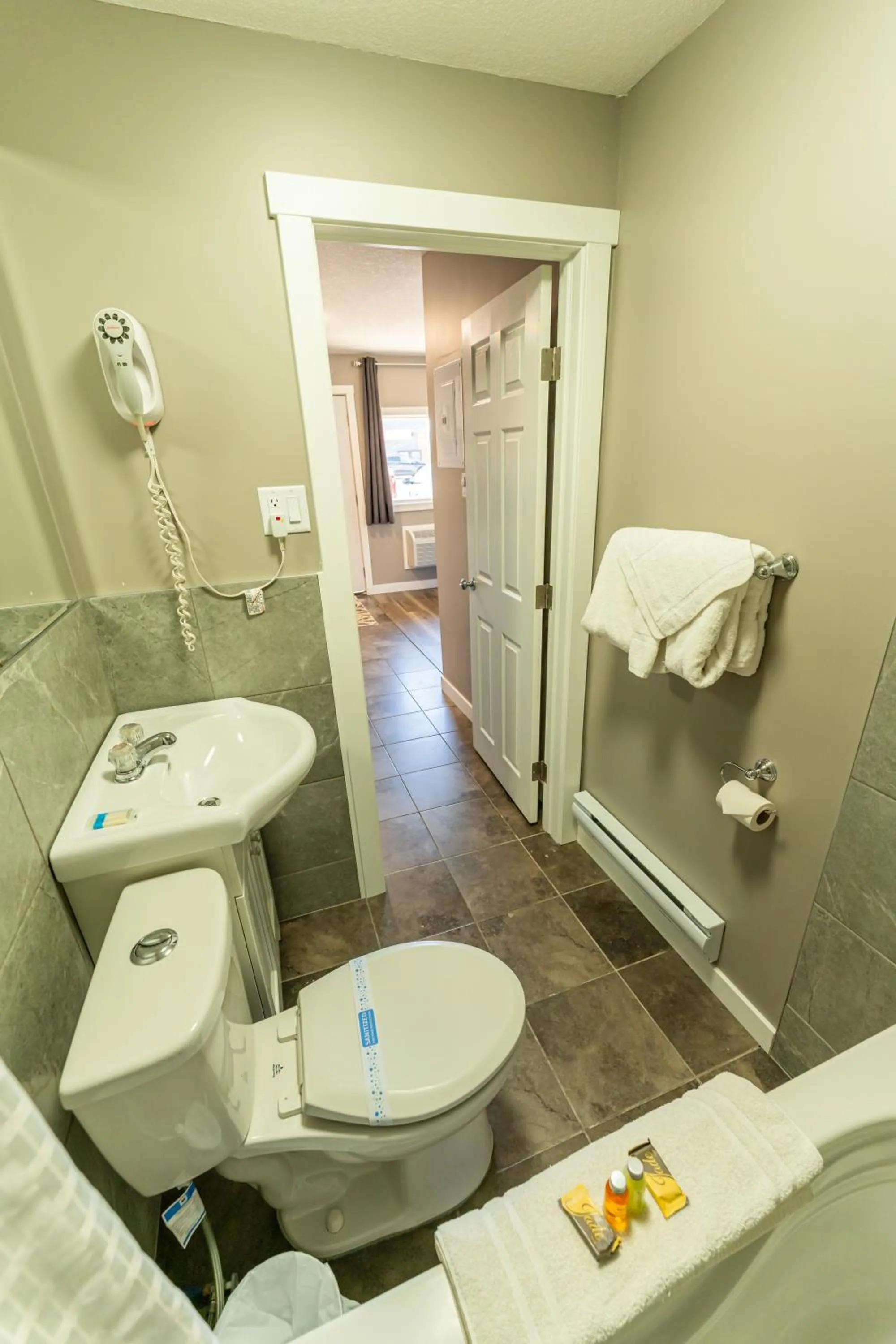 Bathroom in Hinton Highway Inn