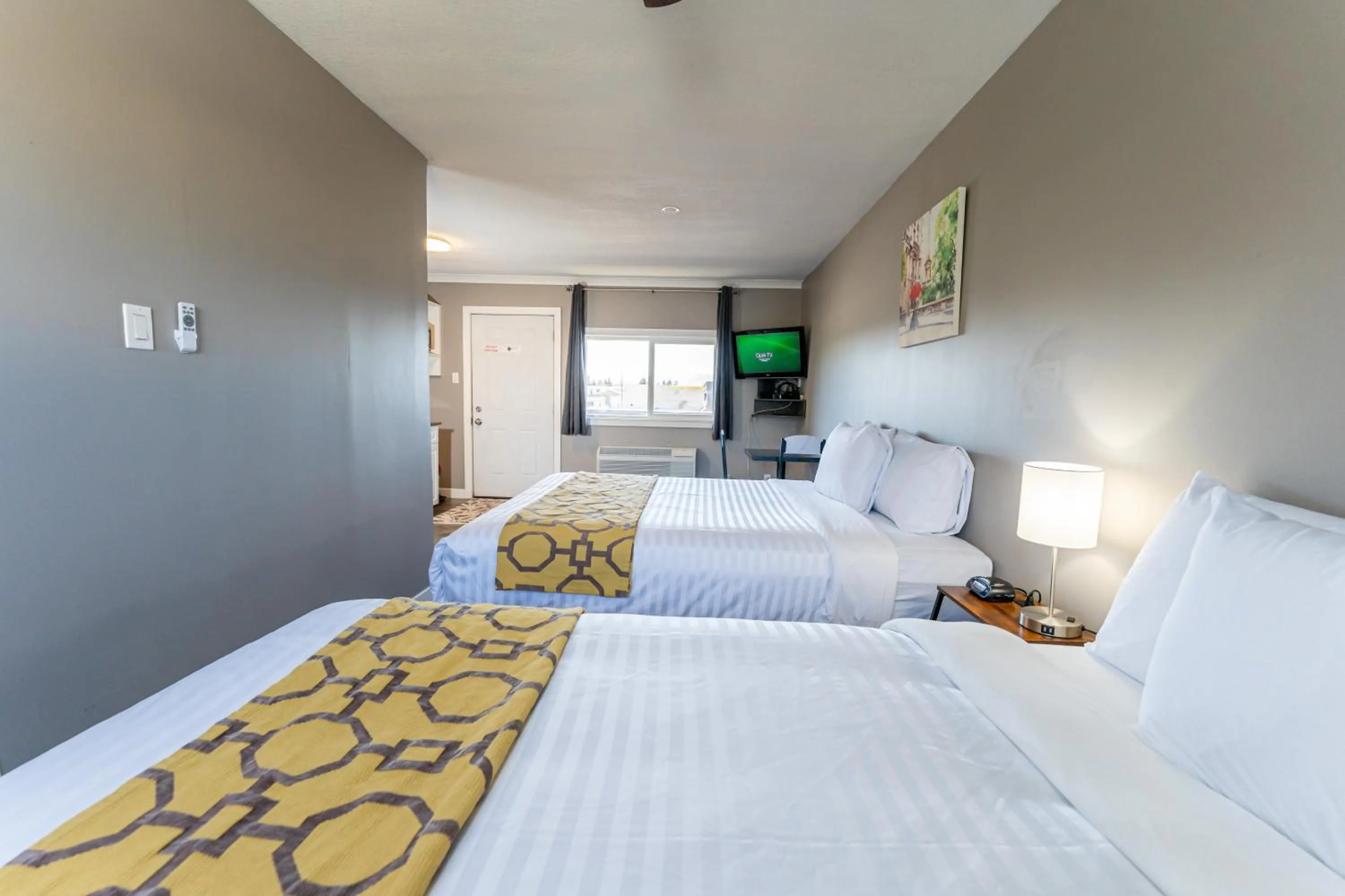 Bed in Hinton Highway Inn