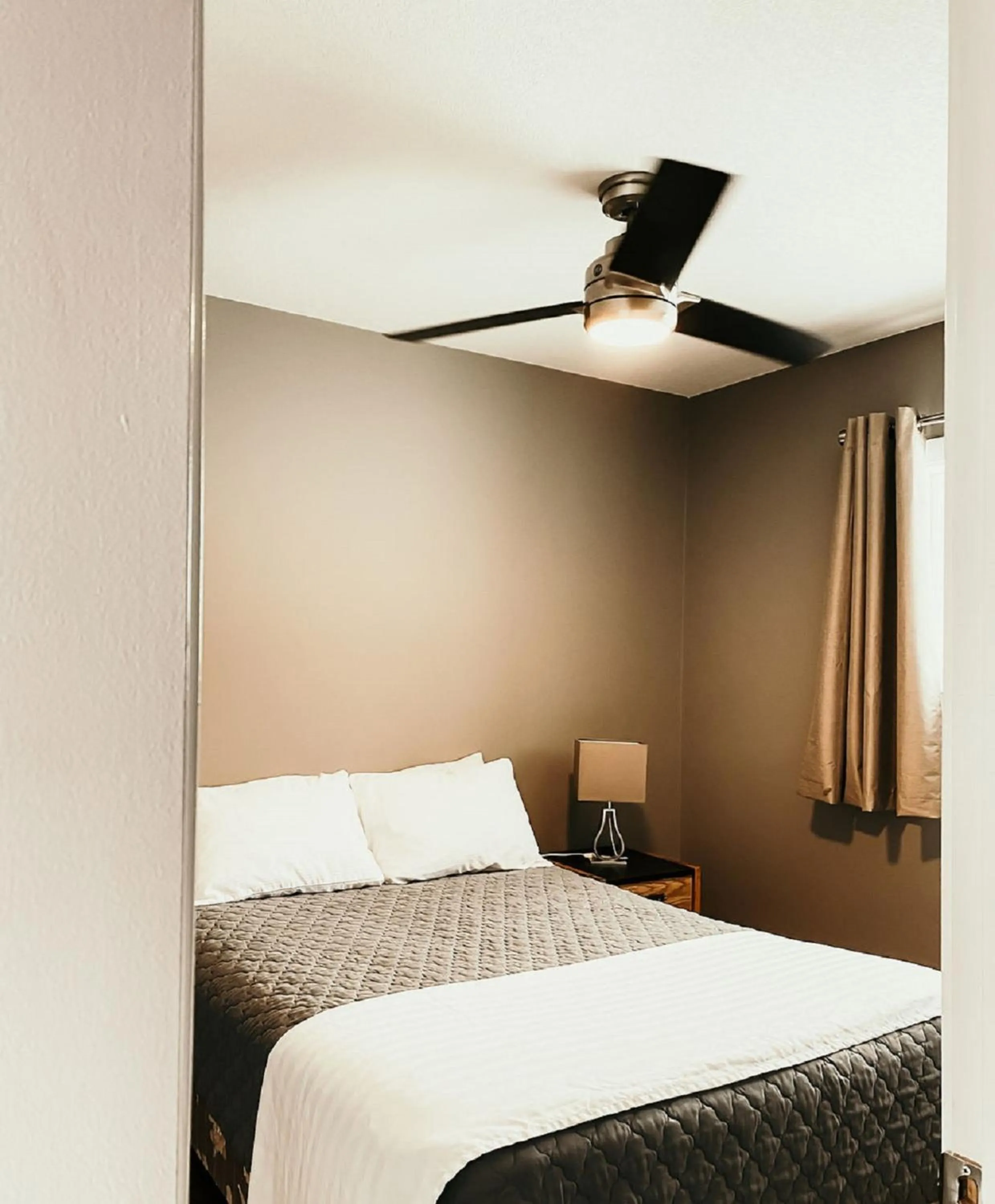 Bed in Hinton Highway Inn