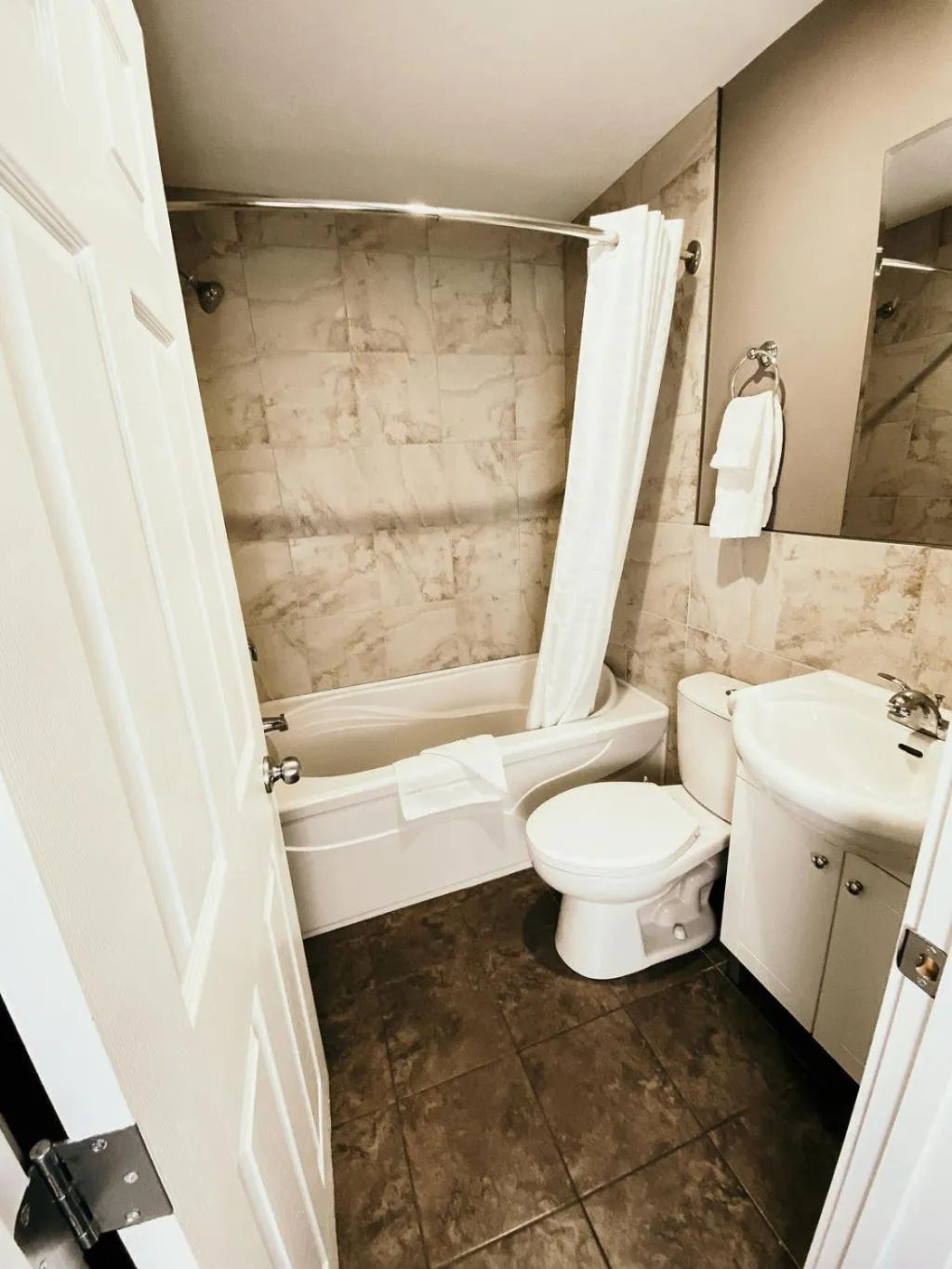 Bathroom in Hinton Highway Inn