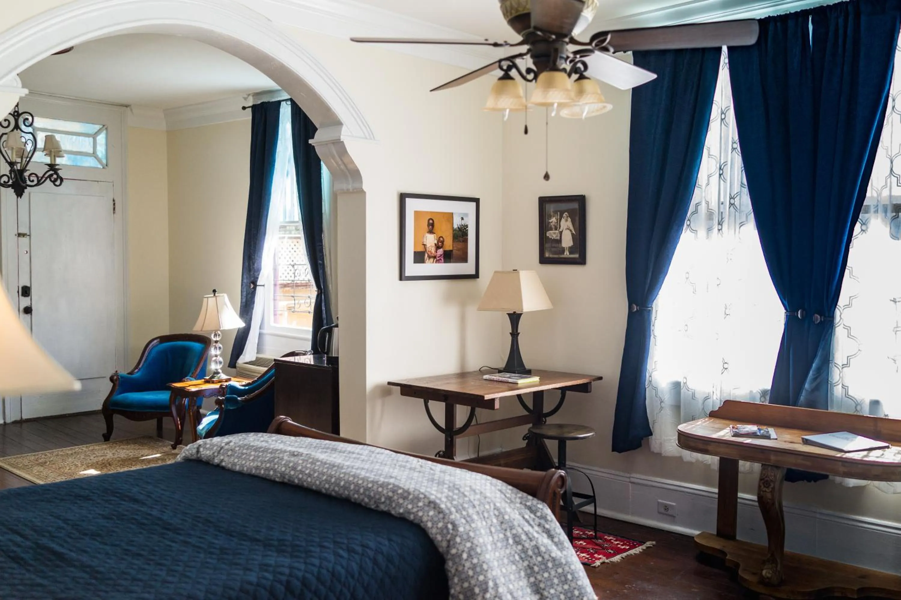Living room, Bed in The Blue60 Marigny Inn
