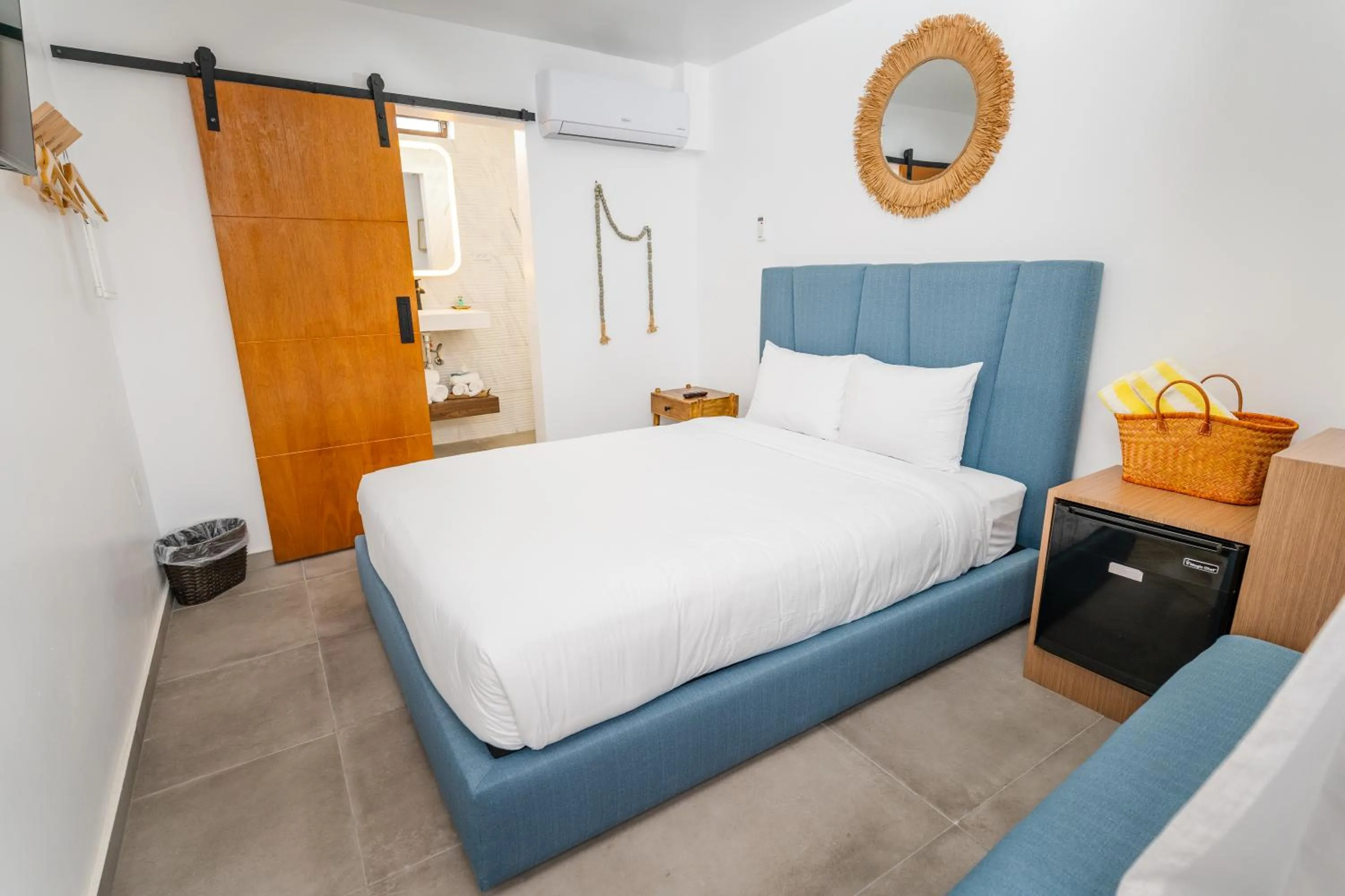 Bedroom, Bed in Parguera Plaza Hotel - Adults Only