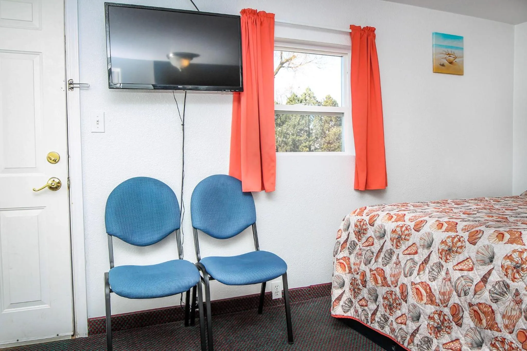 Seating area, Bed in Baker City Motel & RV