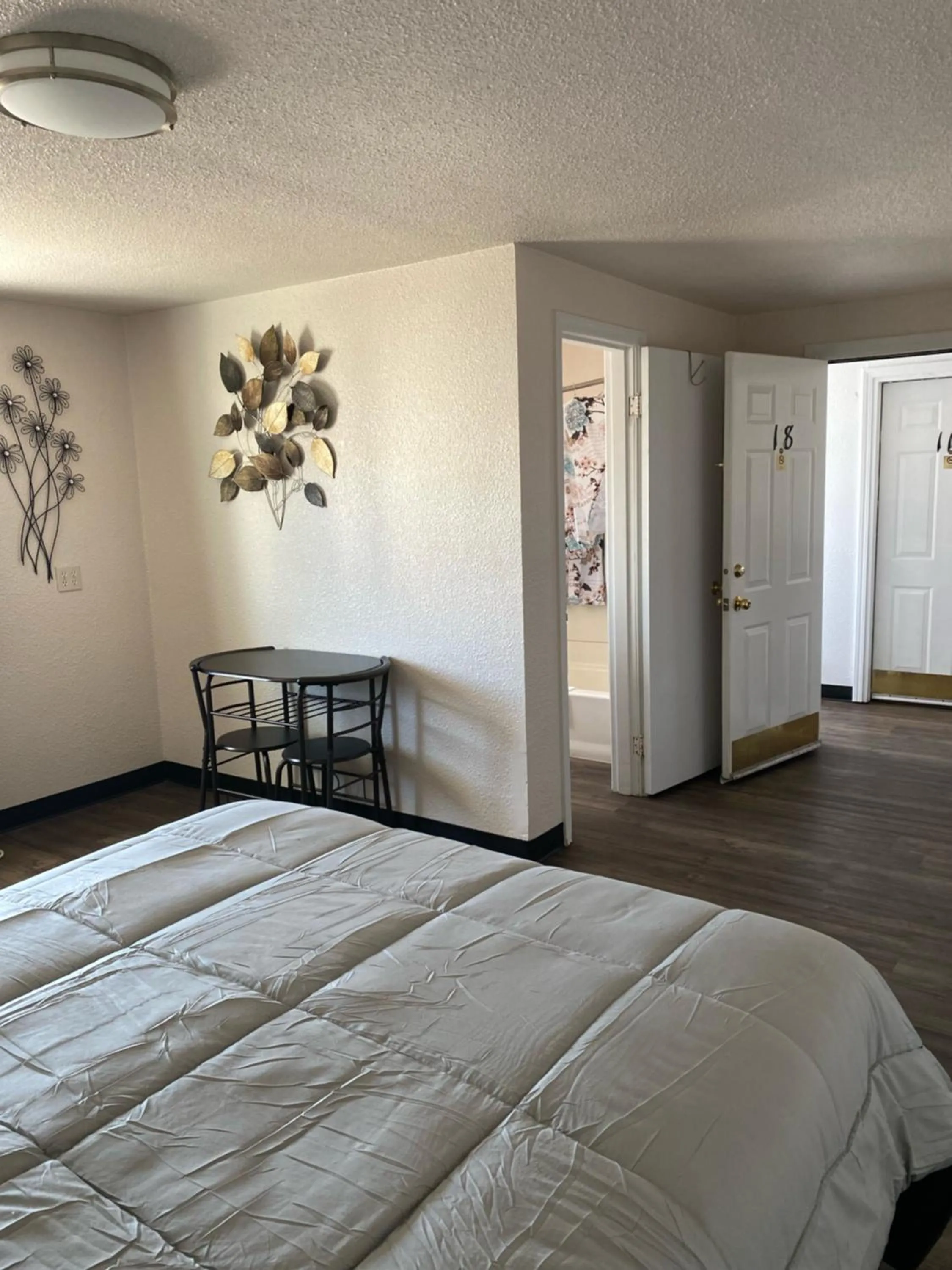 Dining area, Bed in Baker City Motel & RV