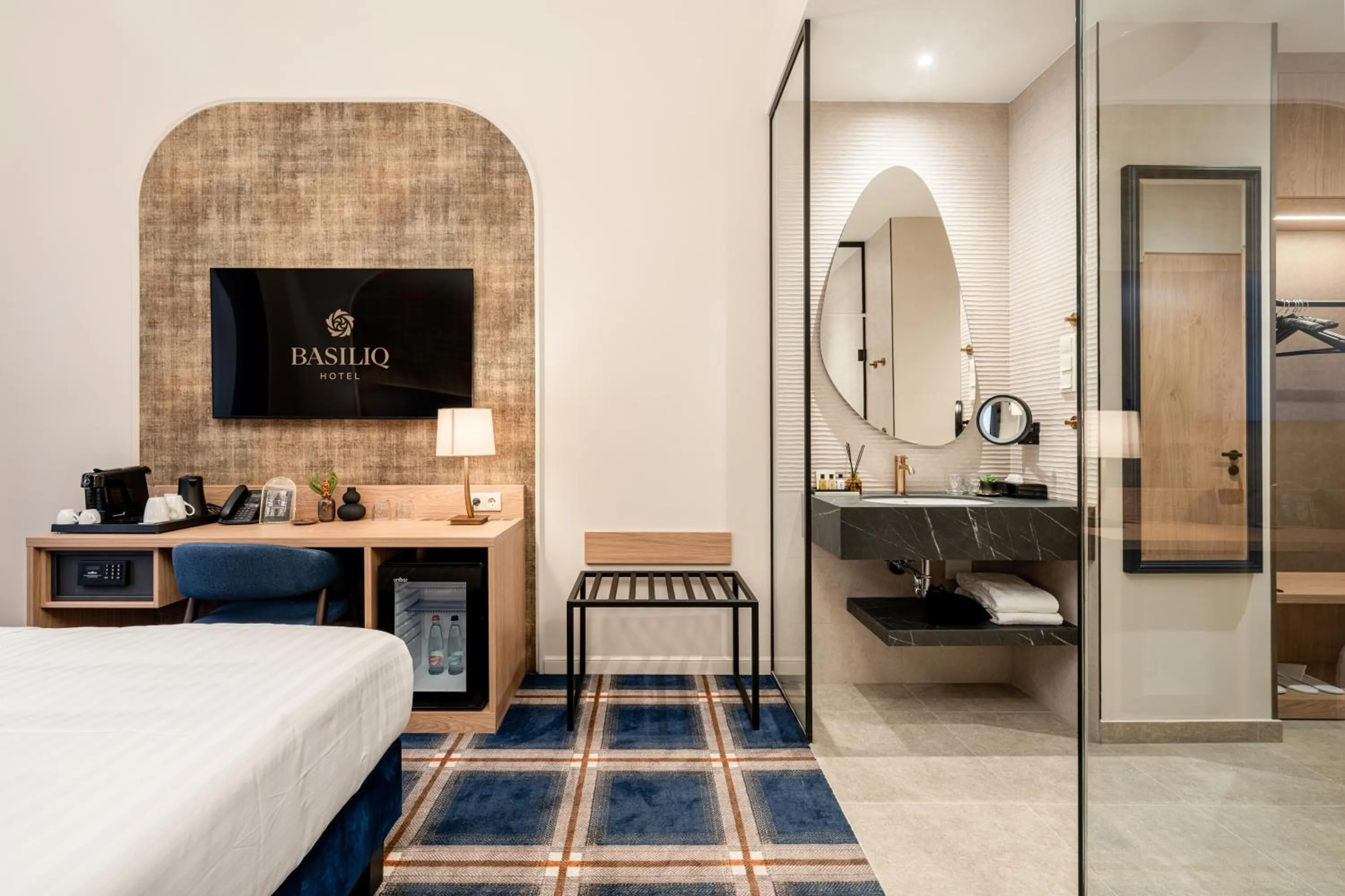 Photo of the whole room, Bed in BasiliQ Hotel