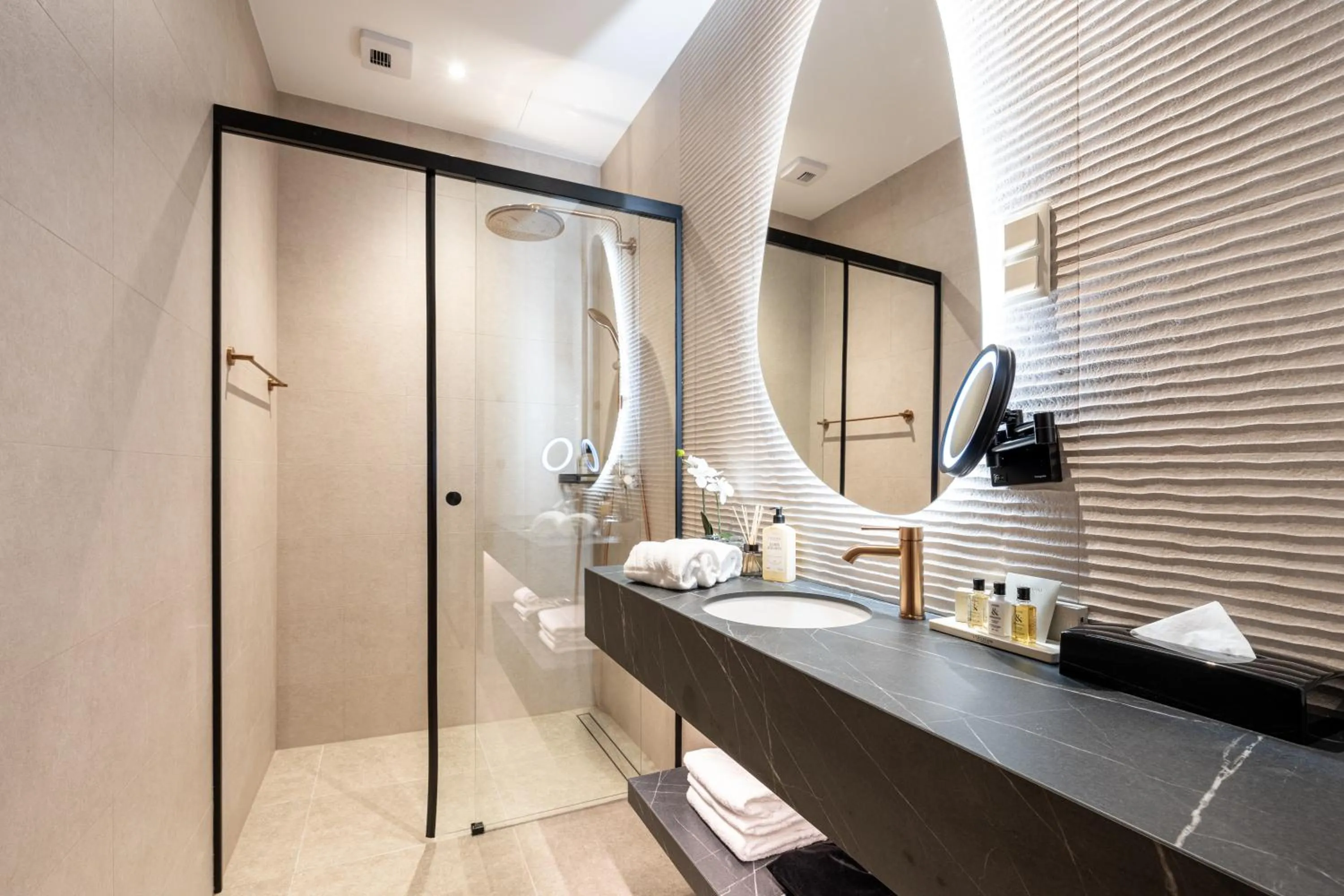 Bathroom in BasiliQ Hotel