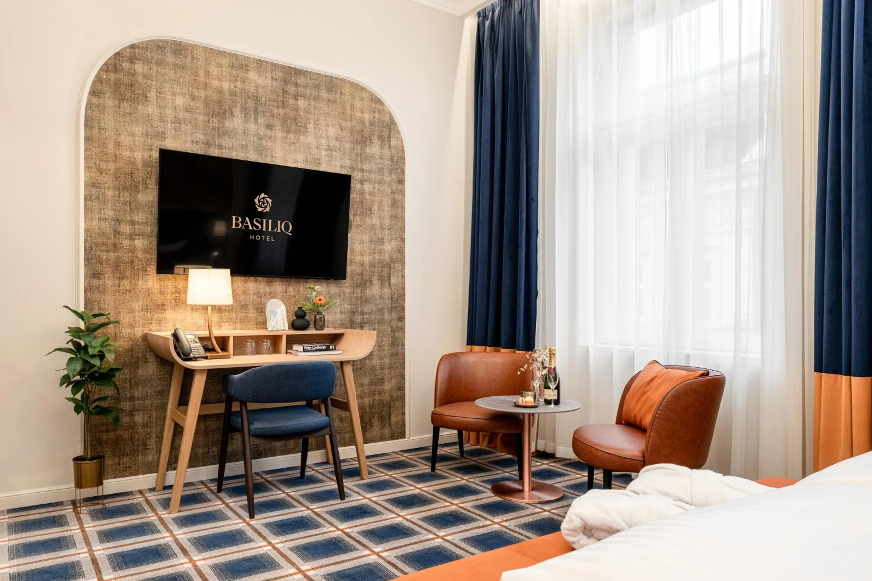 Photo of the whole room, Bed in BasiliQ Hotel