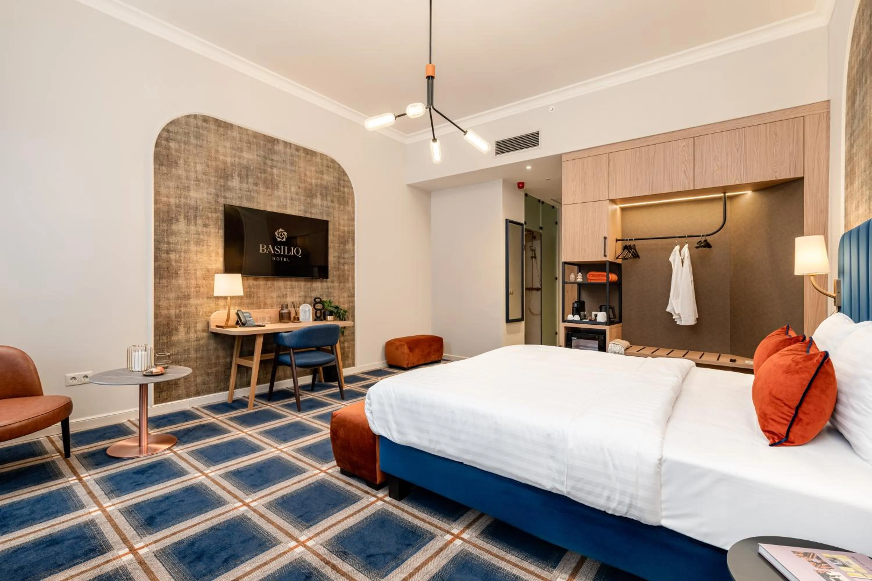 Photo of the whole room, Bed in BasiliQ Hotel