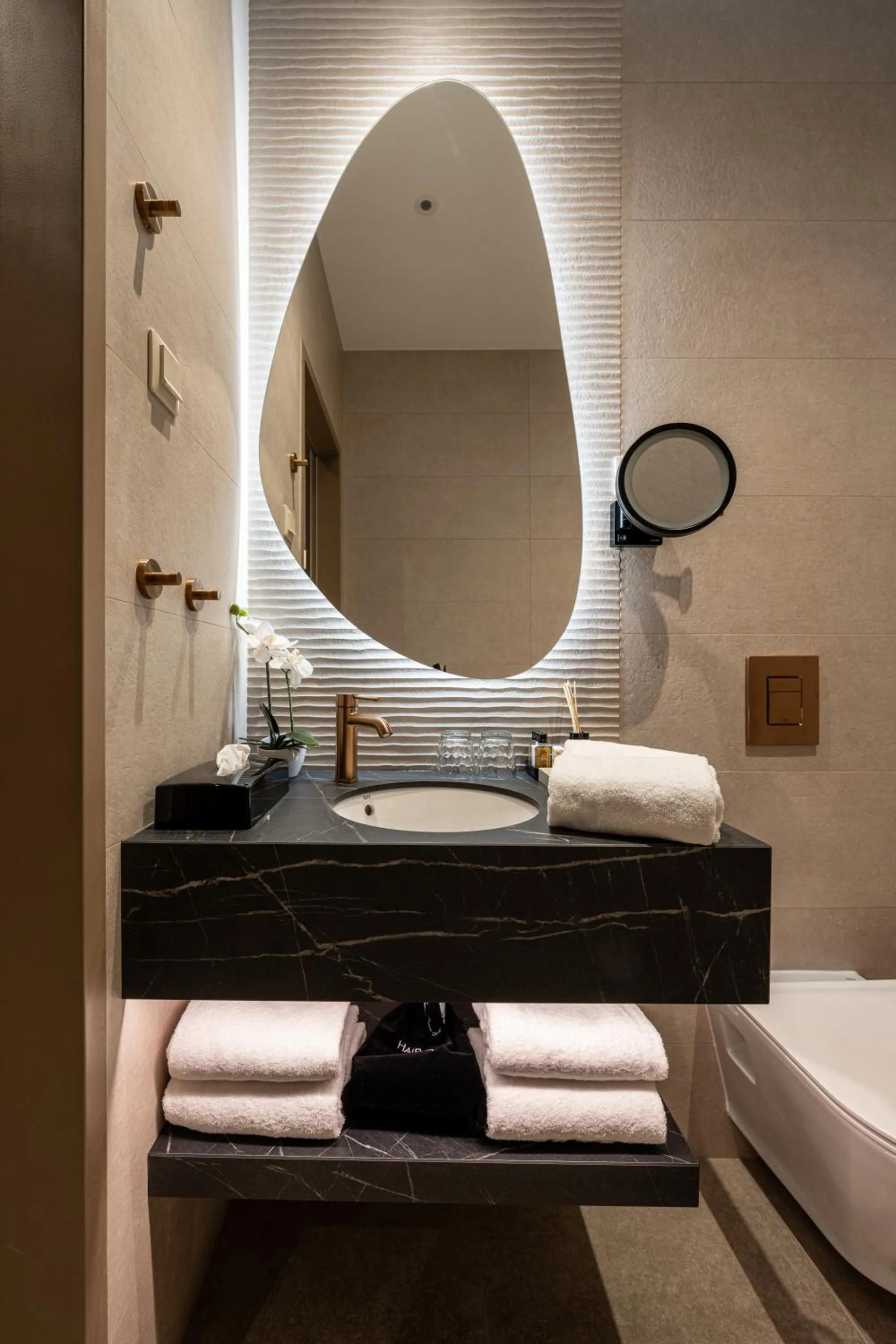 Bathroom, Bed in BasiliQ Hotel