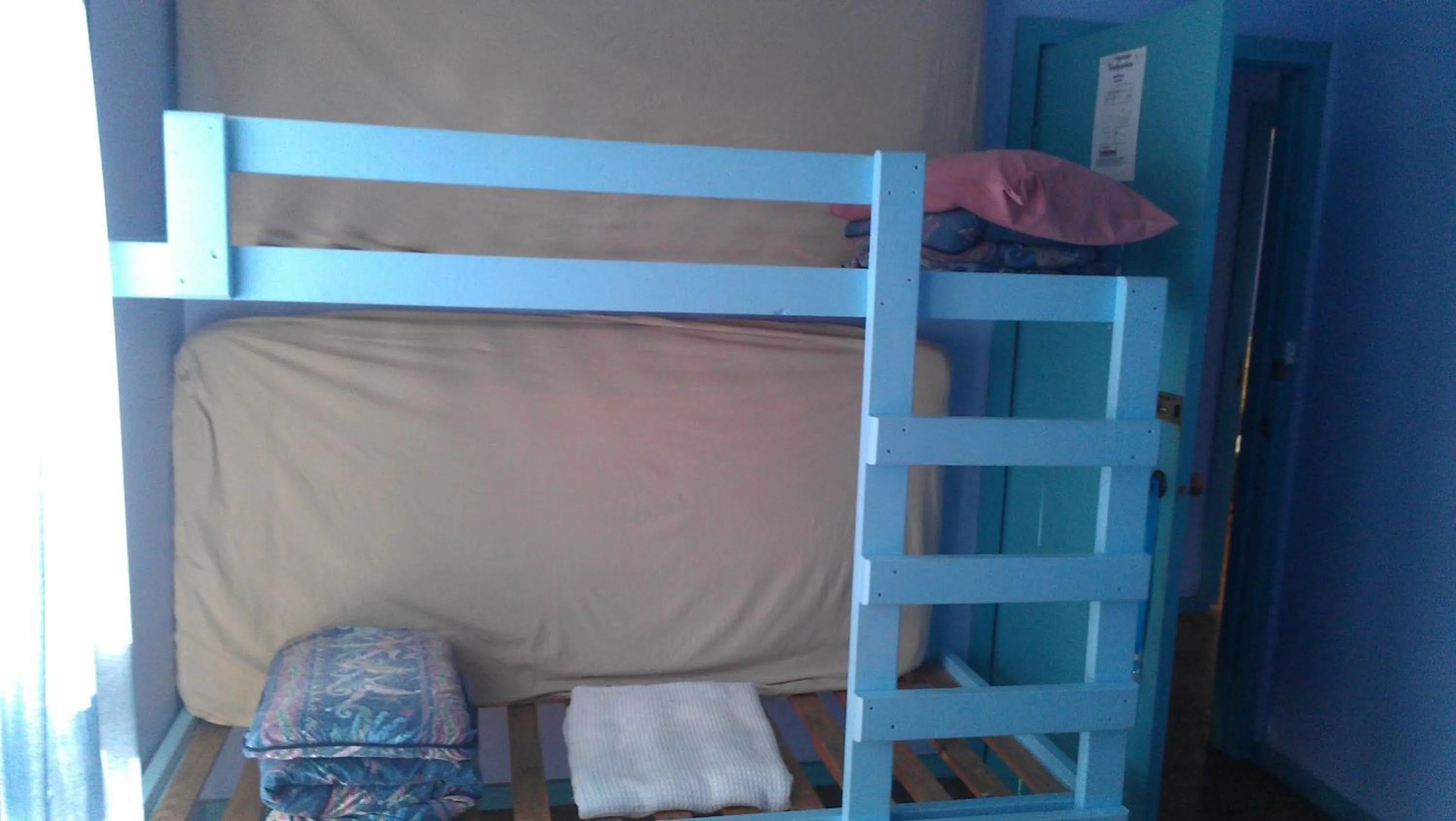 bunk bed, Bed in Anglesea Backpackers
