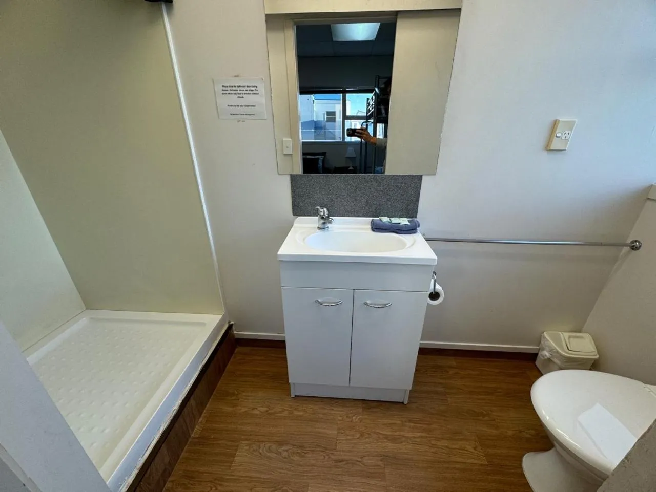 Shower in Backpackers Central Hamilton