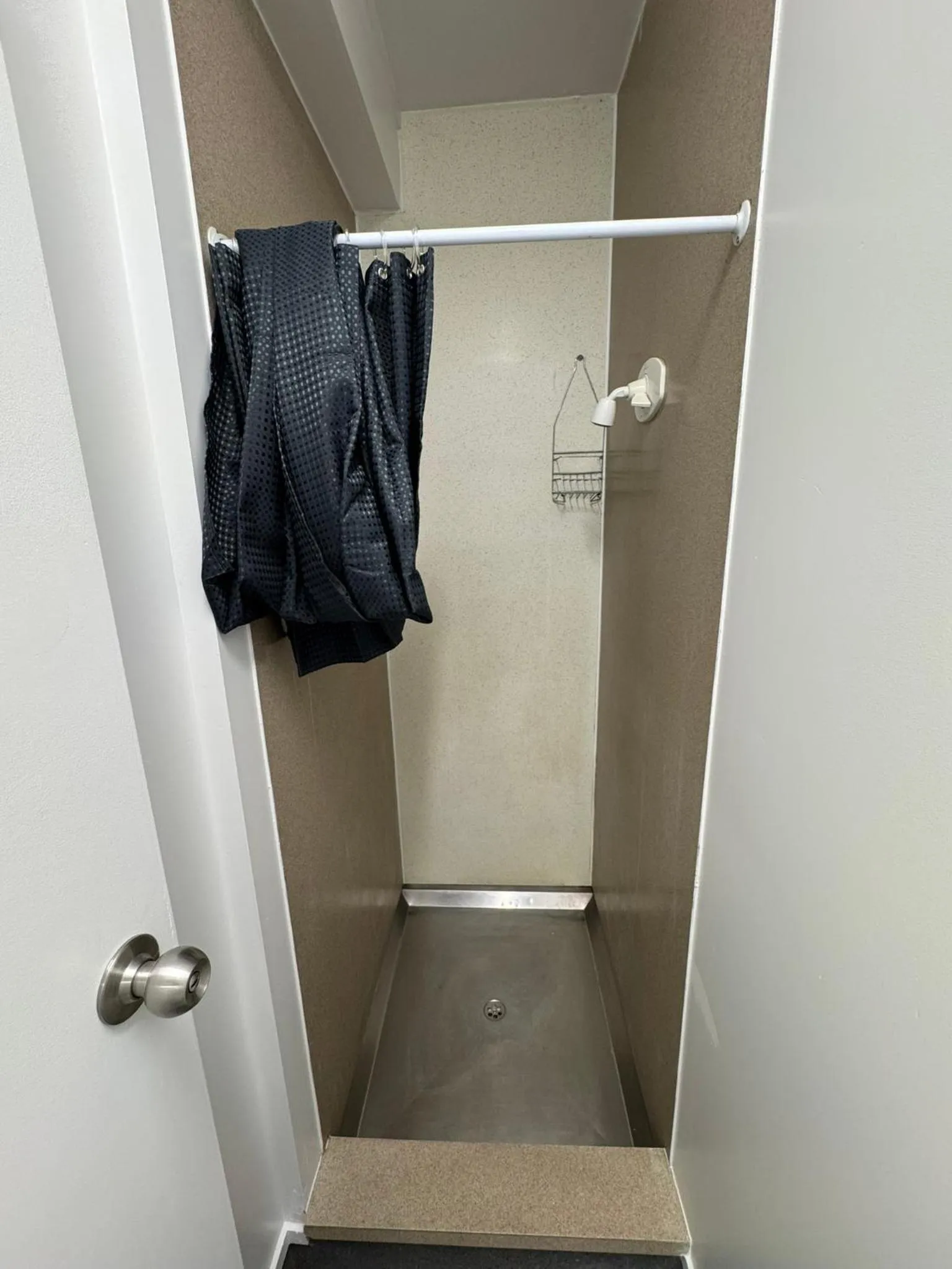 Shower in Backpackers Central Hamilton