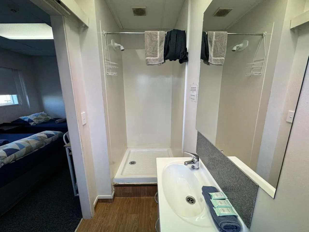 Shower, Bed in Backpackers Central Hamilton