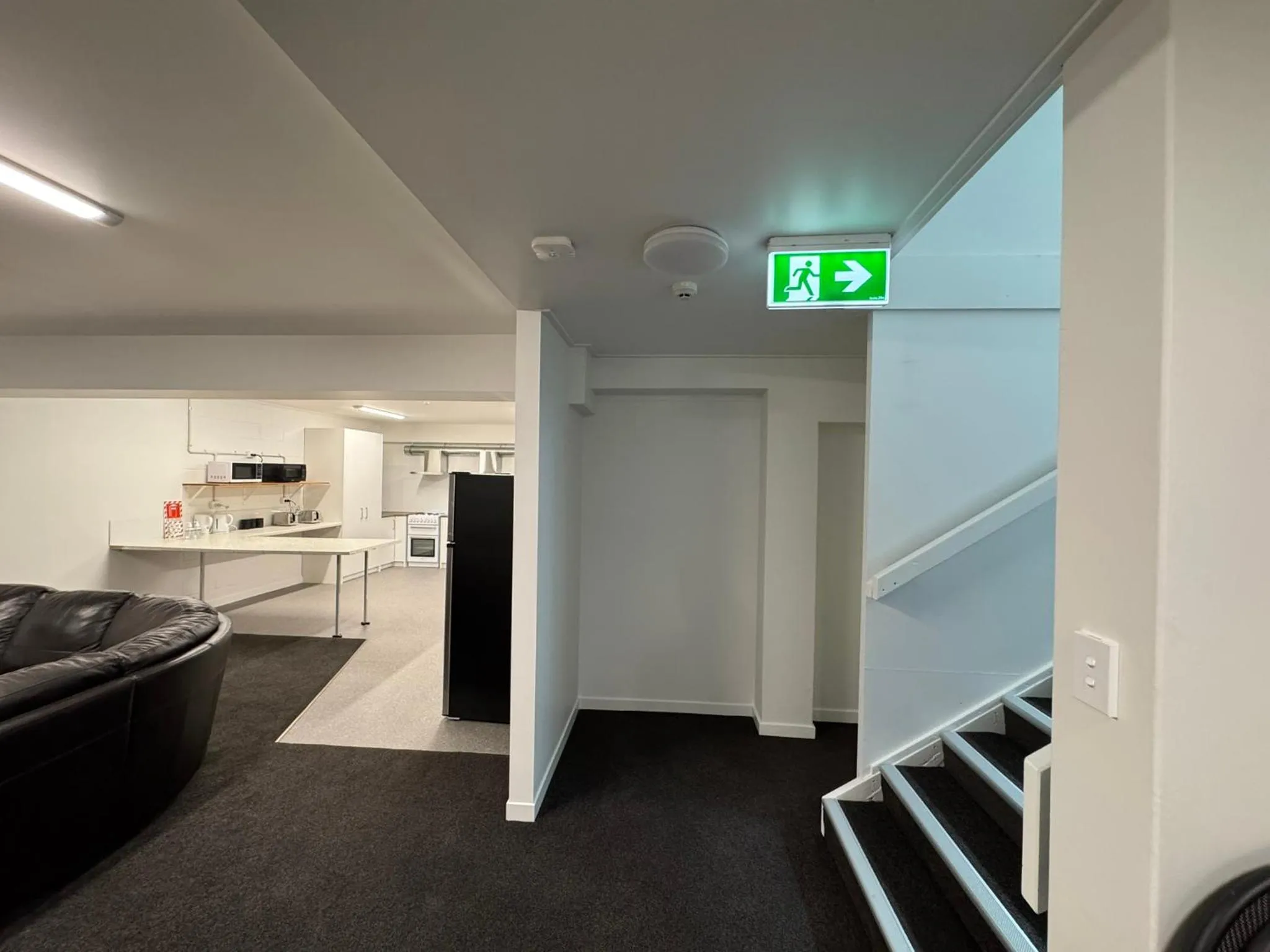 Communal lounge/ TV room in Backpackers Central Hamilton