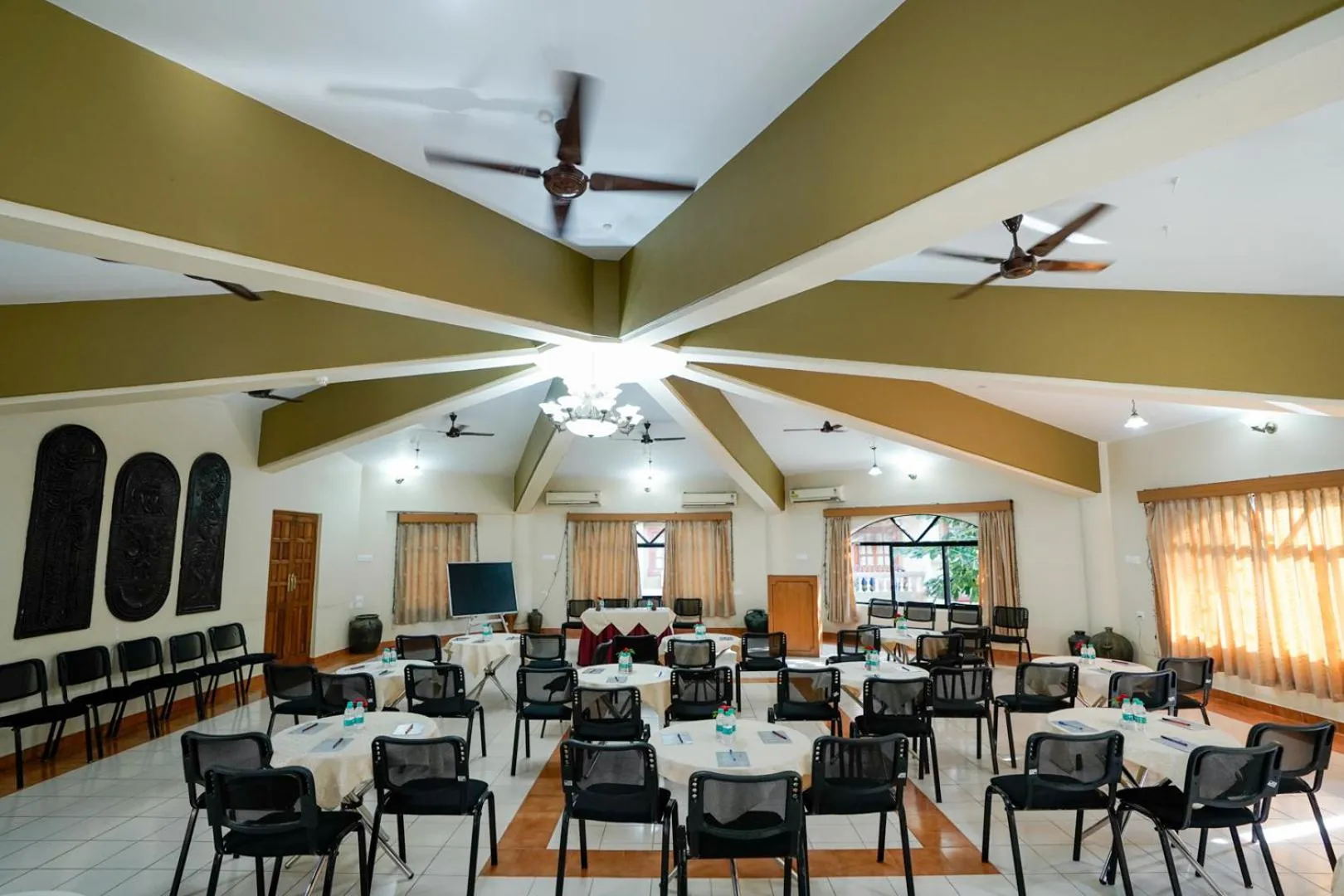 Restaurant/places to eat in Lillywoods Highland Beach Resort- Candolim