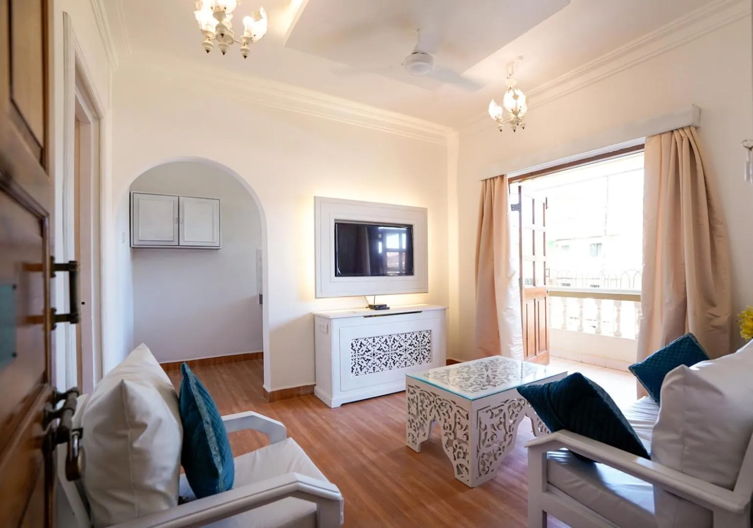 TV and multimedia in Lillywoods Highland Beach Resort- Candolim