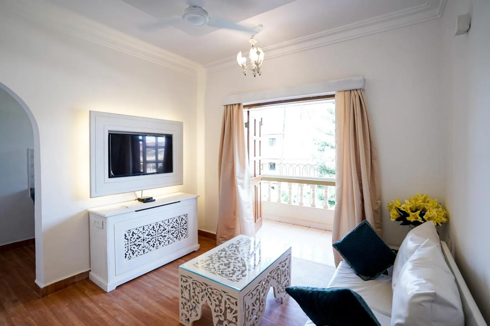 TV and multimedia in Lillywoods Highland Beach Resort- Candolim