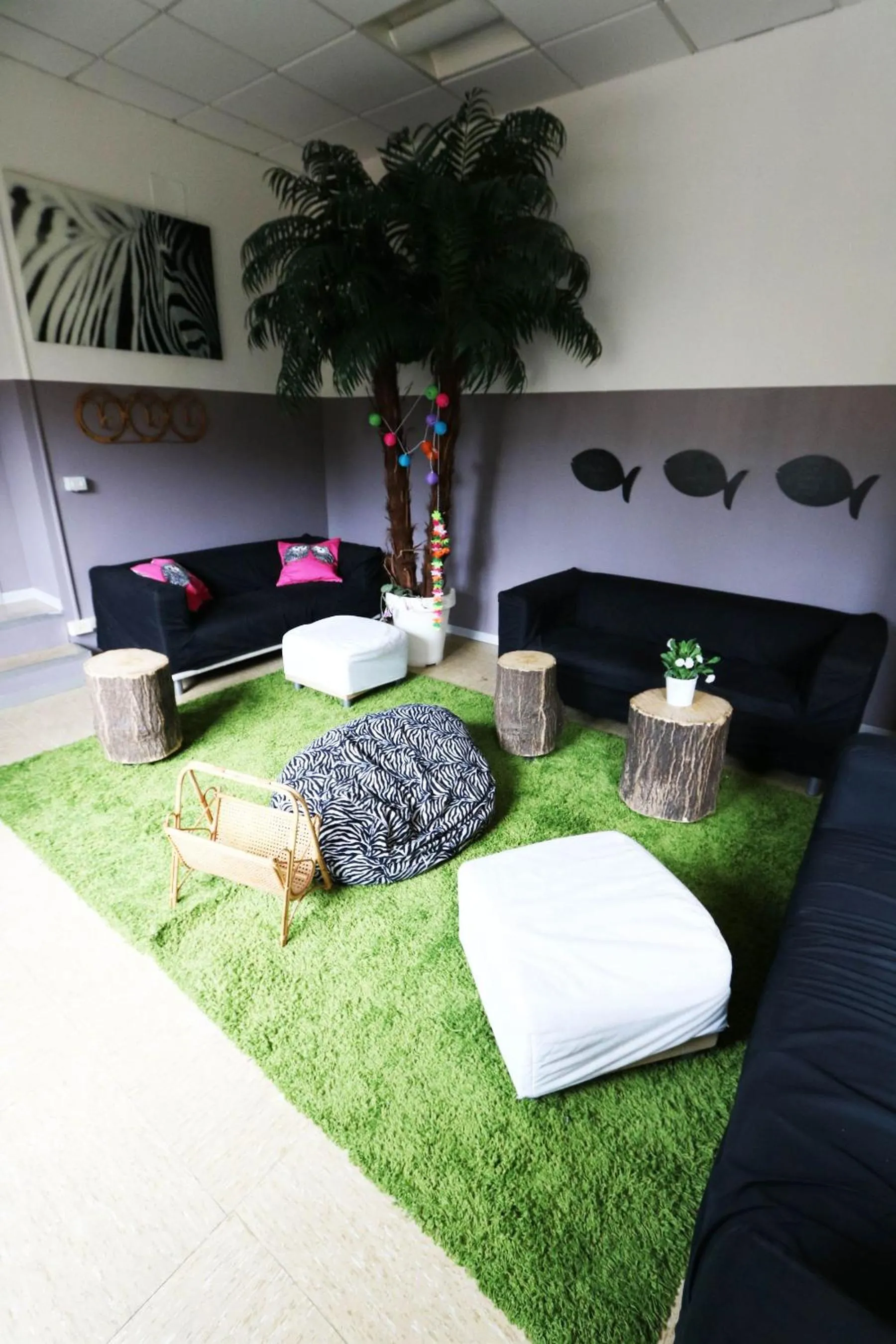 Communal lounge/ TV room in Panda Hostel