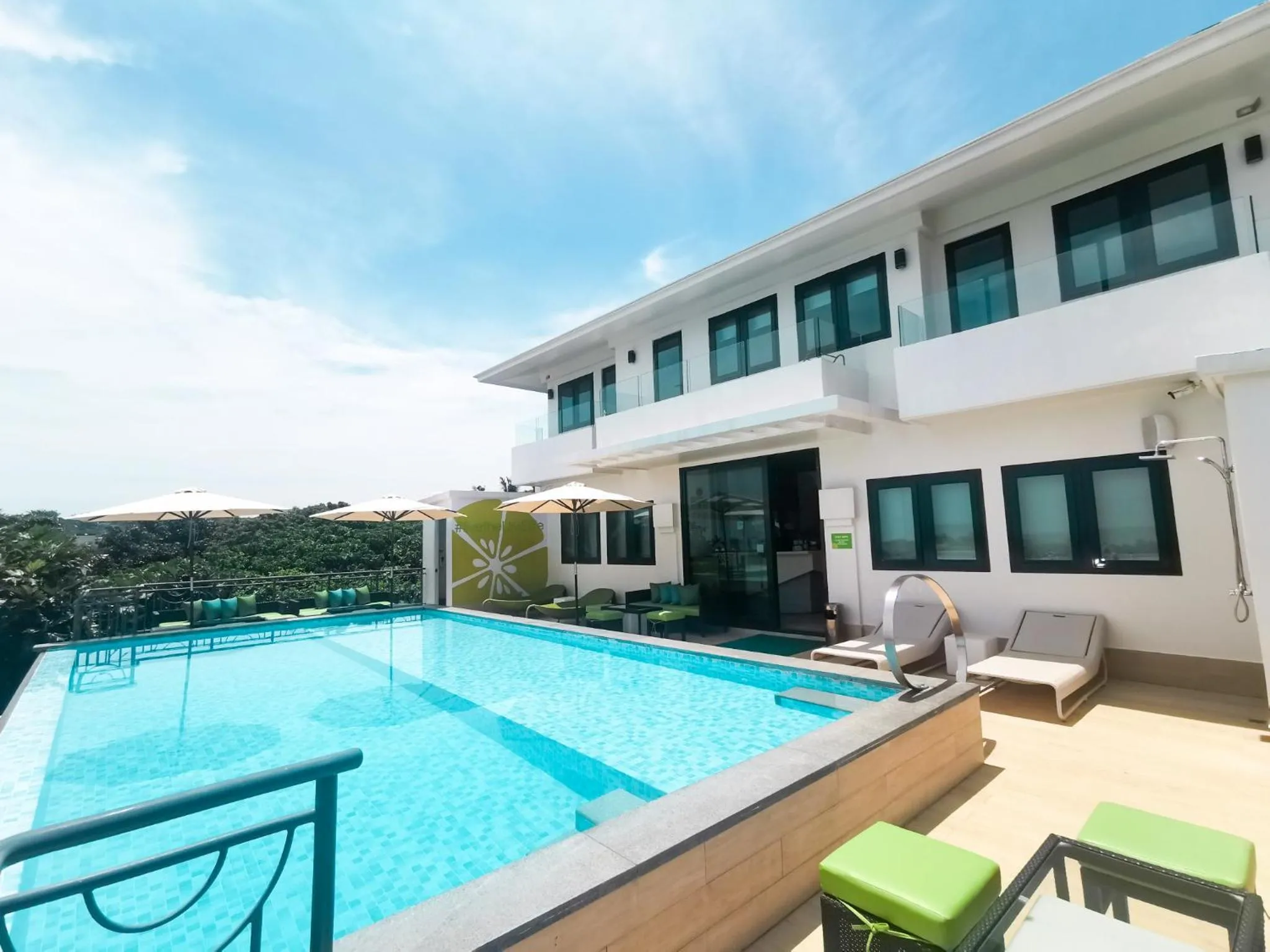 Swimming pool in Lime Hotel Boracay