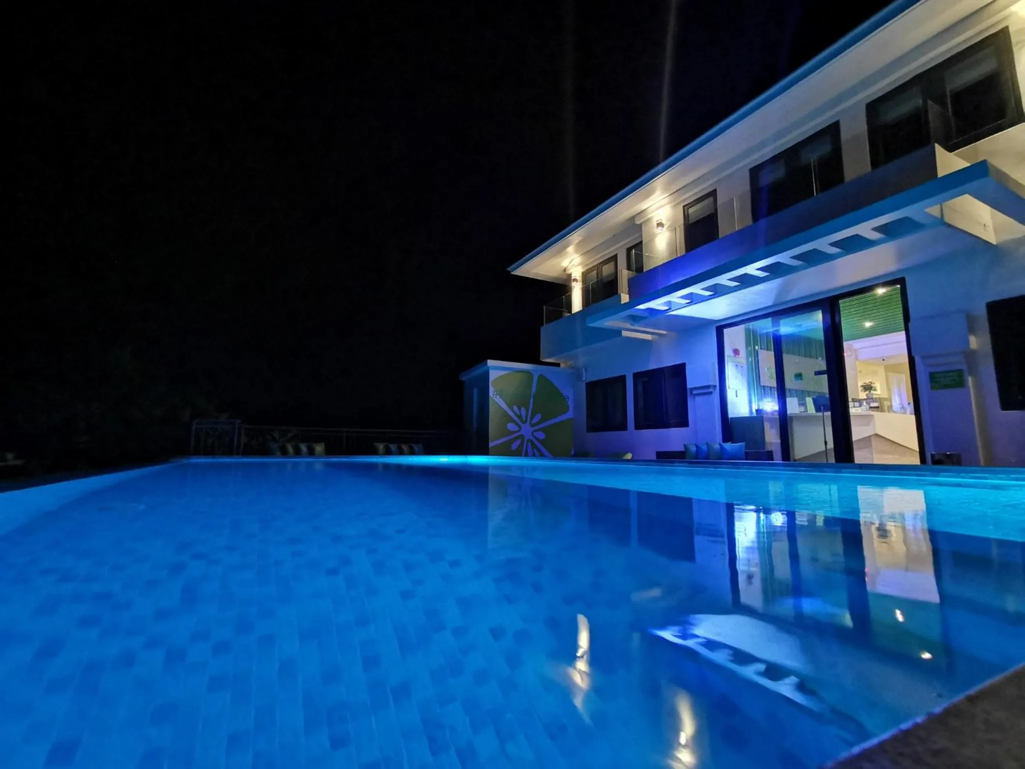 Swimming pool in Lime Hotel Boracay