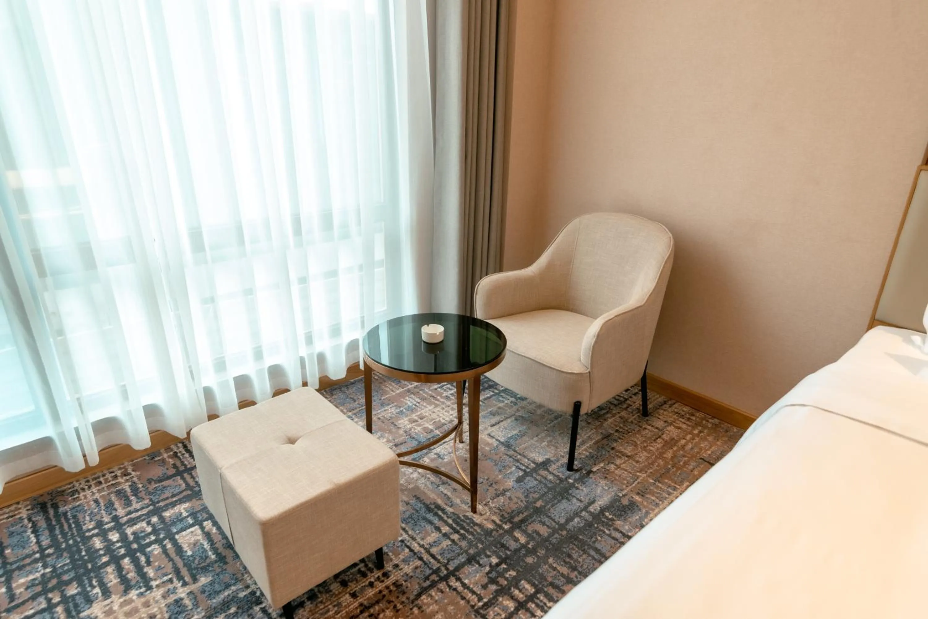 Seating area, Bed in ShengDa International Hotel