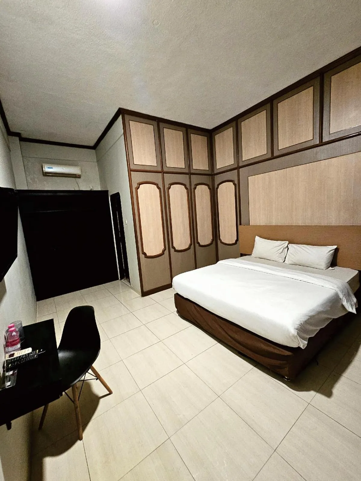 Bedroom, Bed in Airlangga Hotel