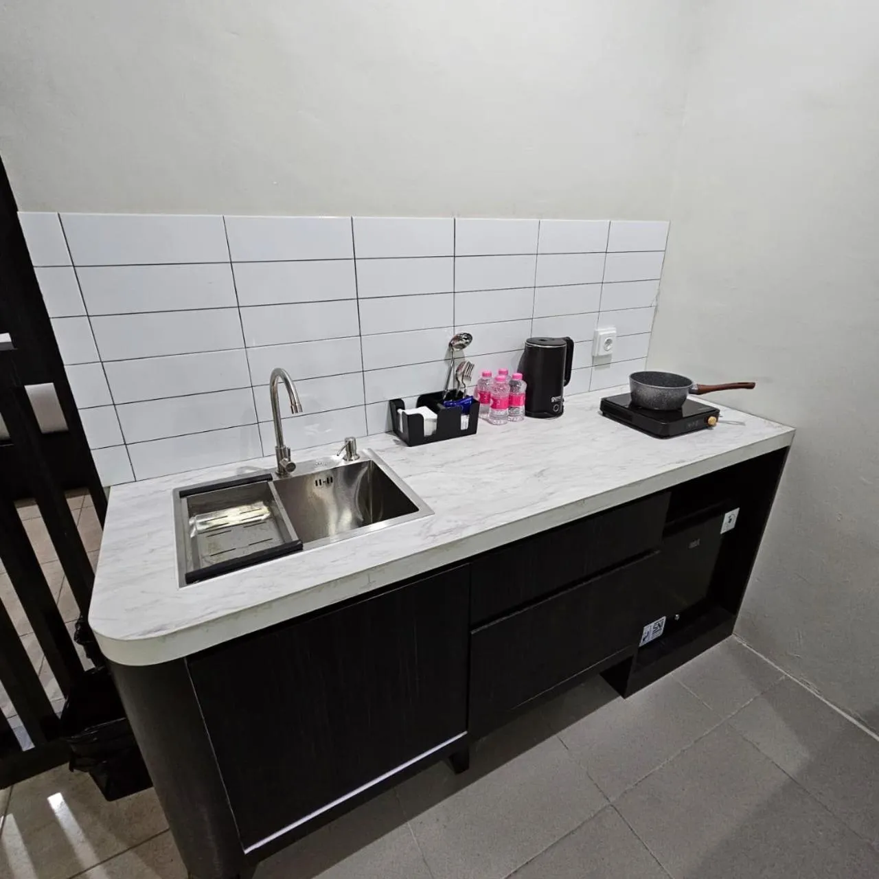 Kitchen or kitchenette in Airlangga Hotel