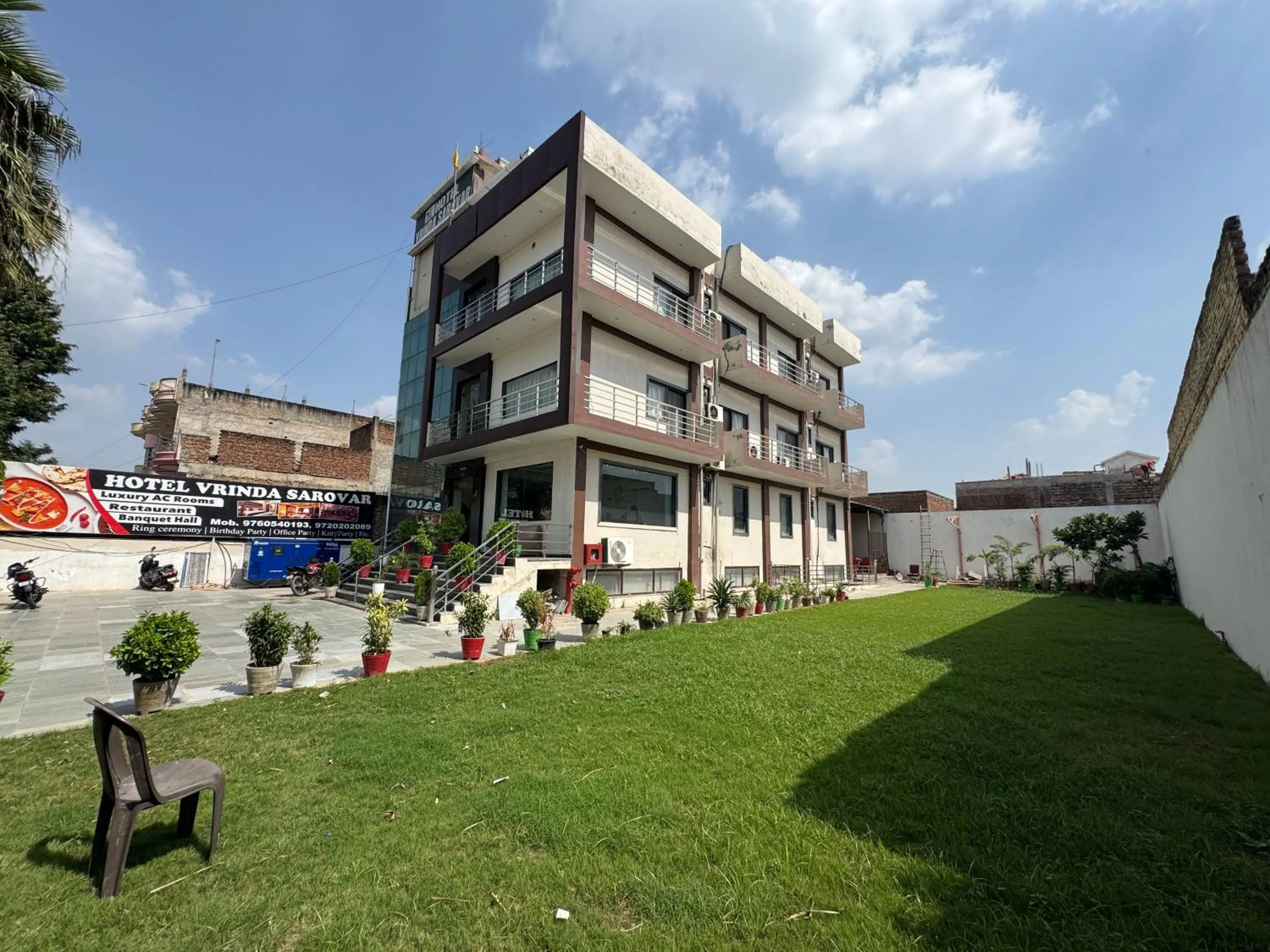 Garden in Hotel Vrinda Sarovar