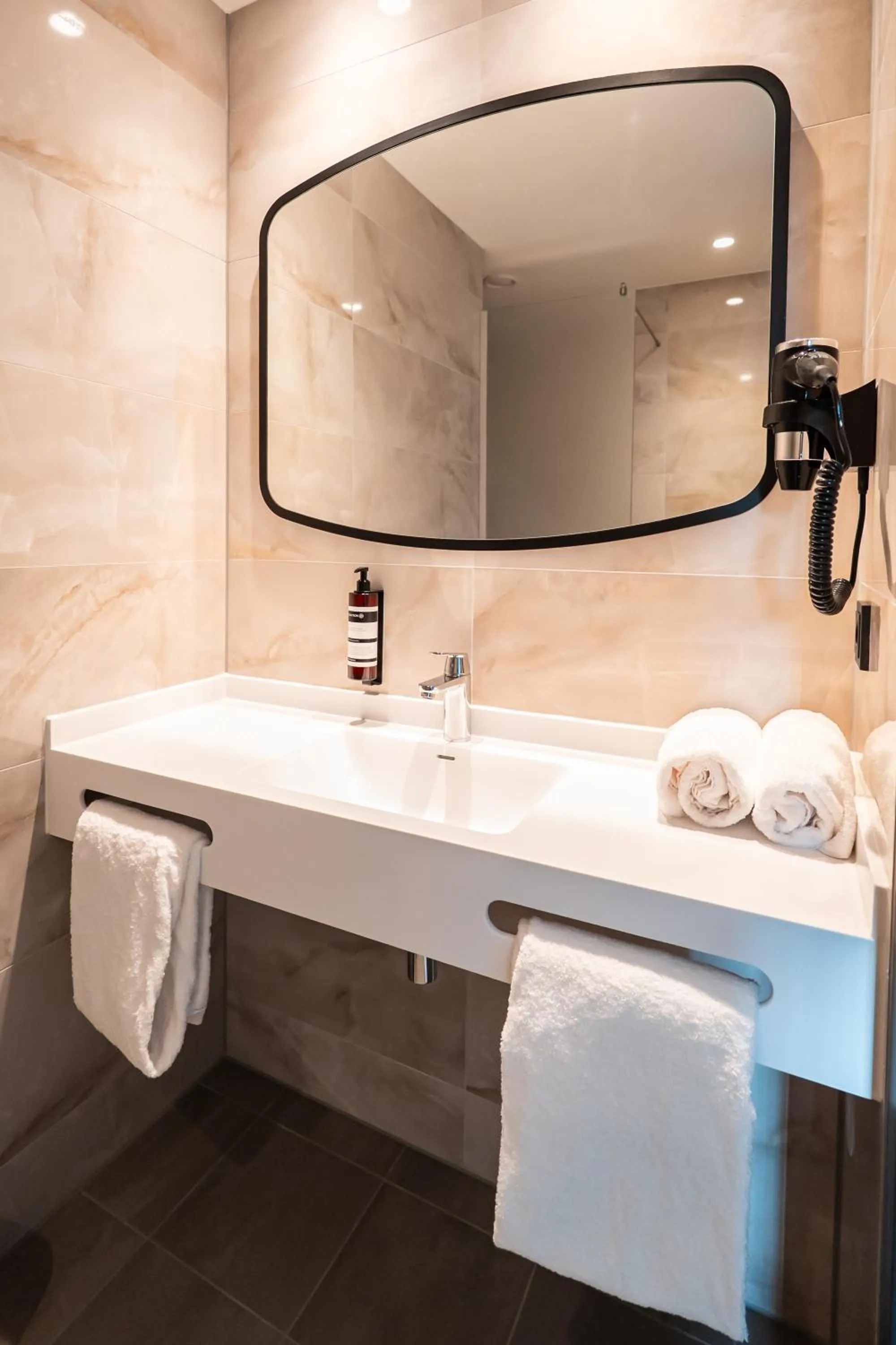 Bathroom in OZO Hotels De President Amsterdam Schiphol Airport
