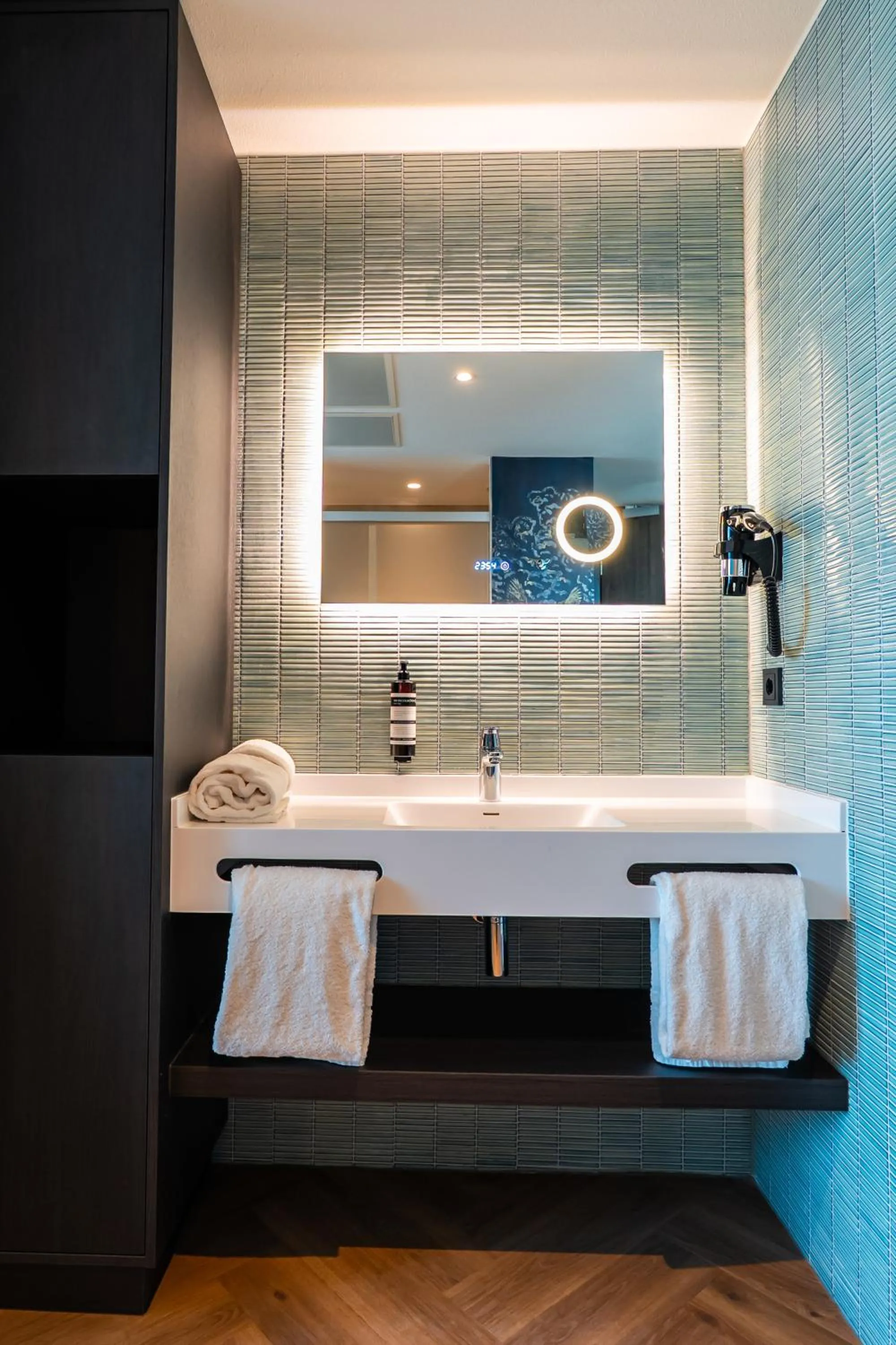 Bathroom in OZO Hotels De President Amsterdam Schiphol Airport