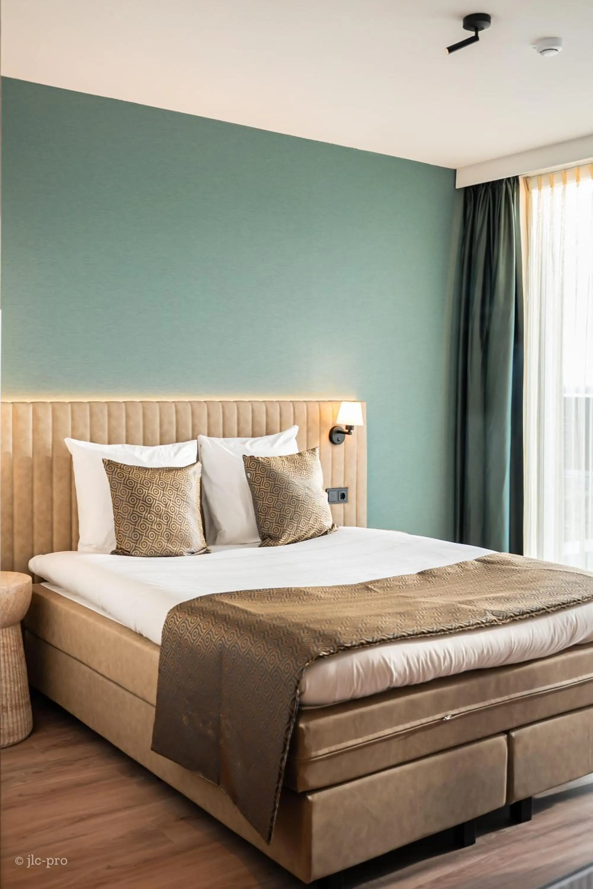 Bedroom, Bed in OZO Hotels De President Amsterdam Schiphol Airport