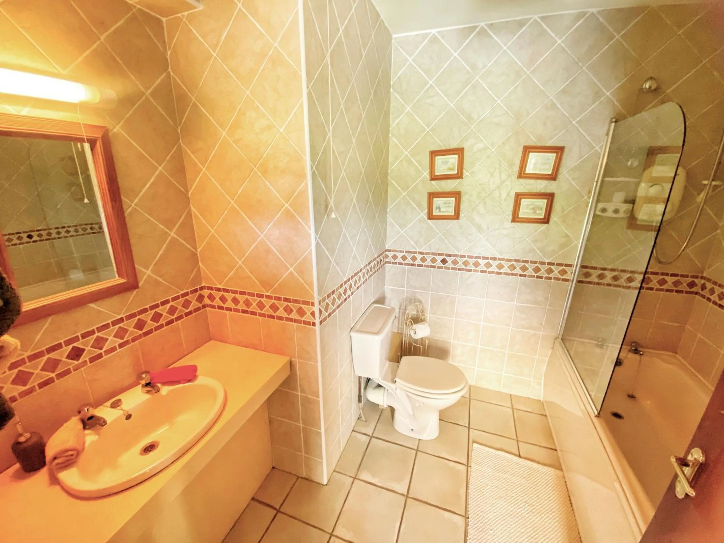 Shower in Dulrush Lodge Guest House, Restaurant and Self-Catering