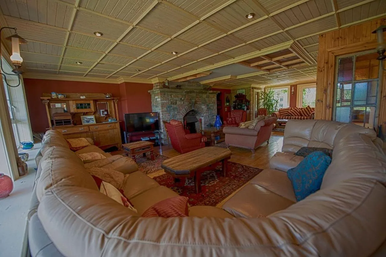 Communal lounge/ TV room in Dulrush Lodge Guest House, Restaurant and Self-Catering