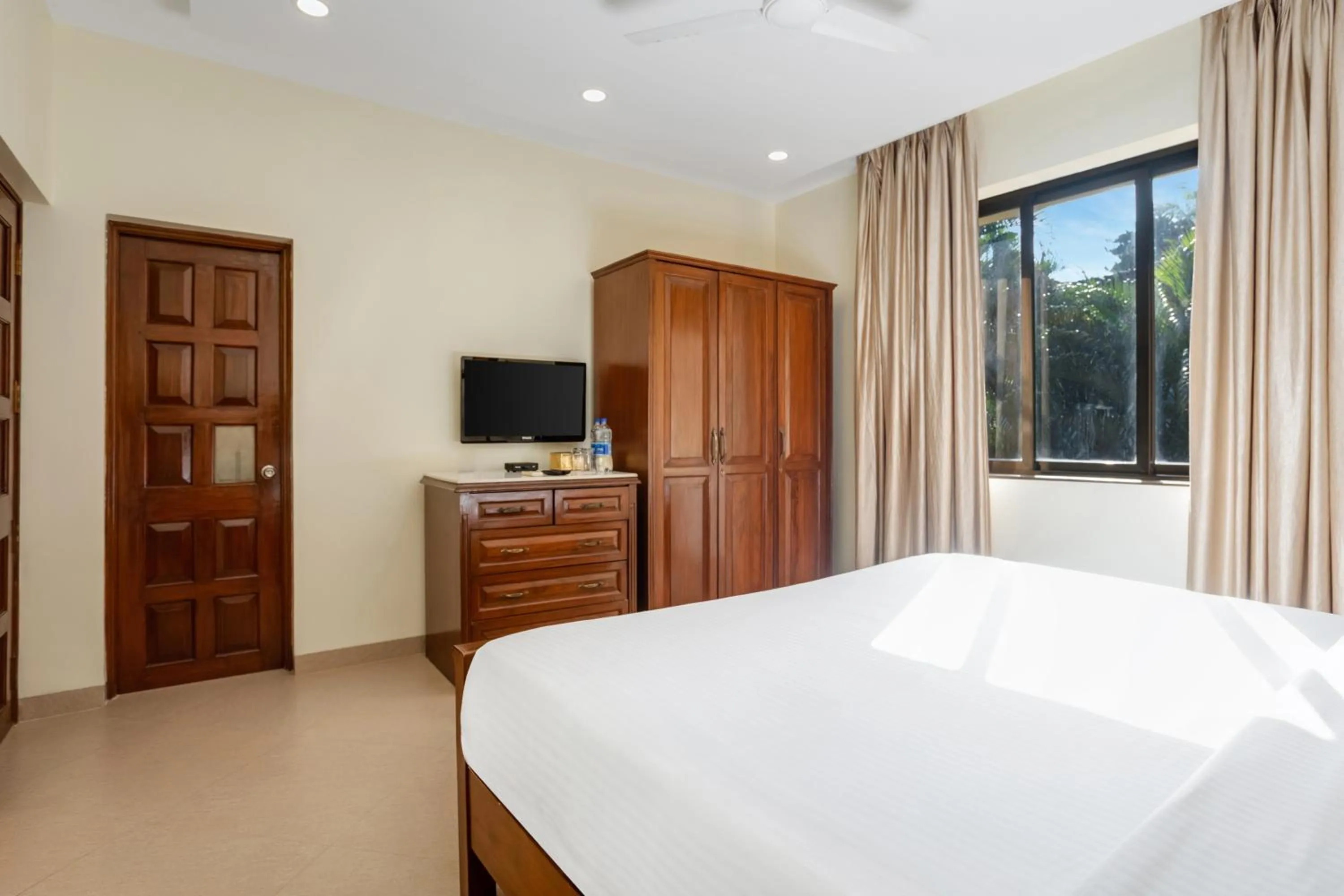 Photo of the whole room, Bed in Seashell Suites and Villas- Candolim Goa