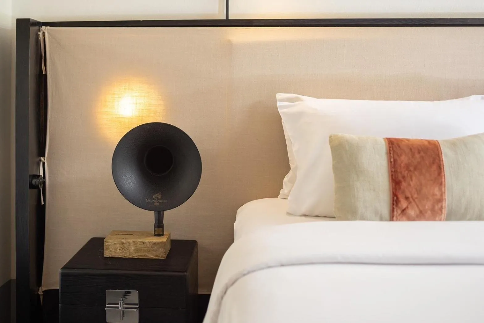 Bed in Hotel Ping Silhouette