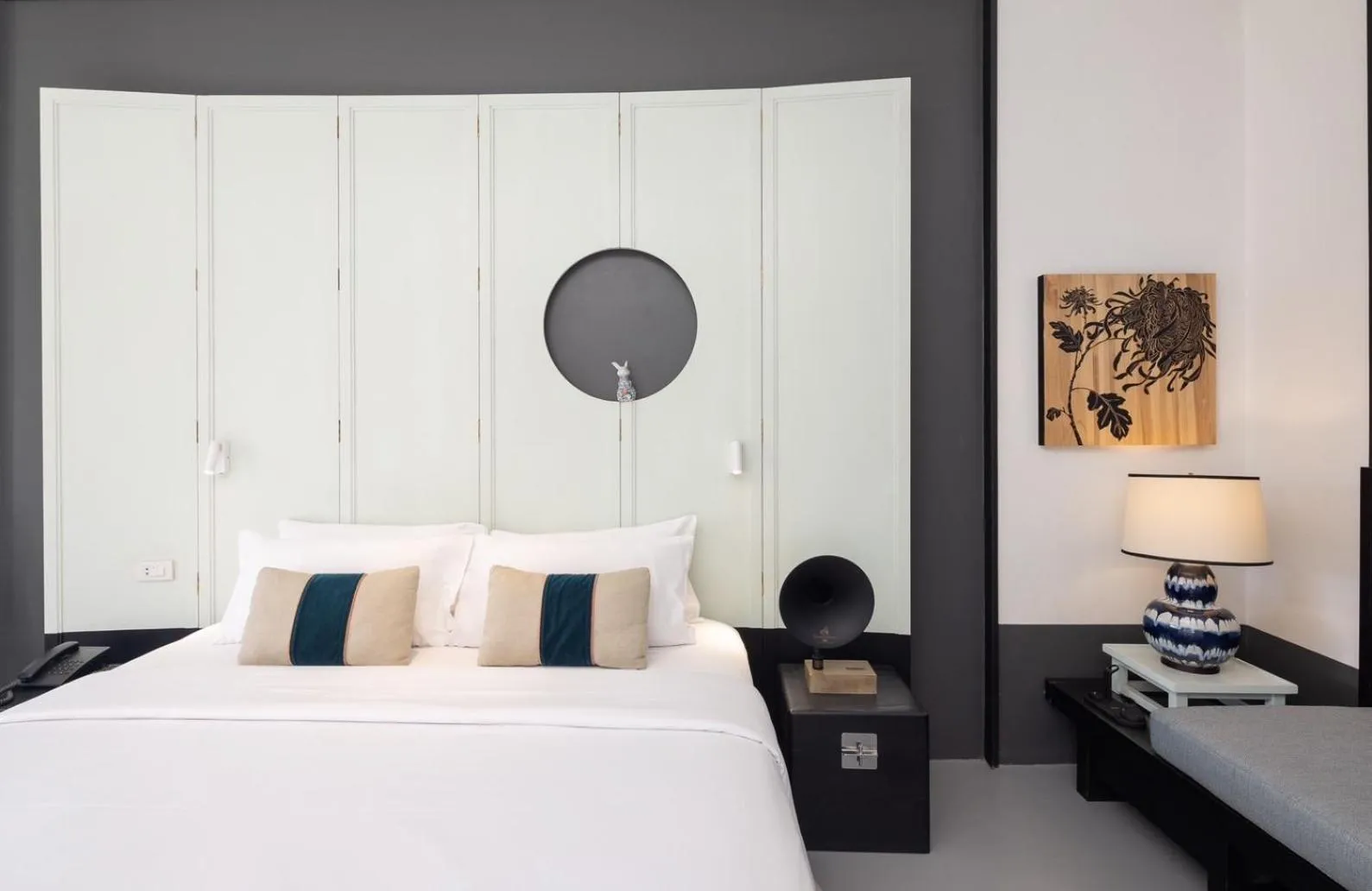 Bed in Hotel Ping Silhouette