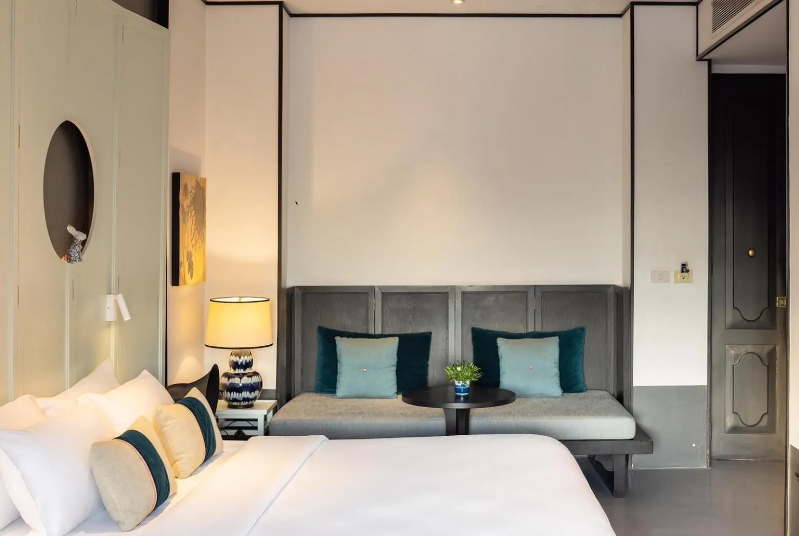 Bed in Hotel Ping Silhouette