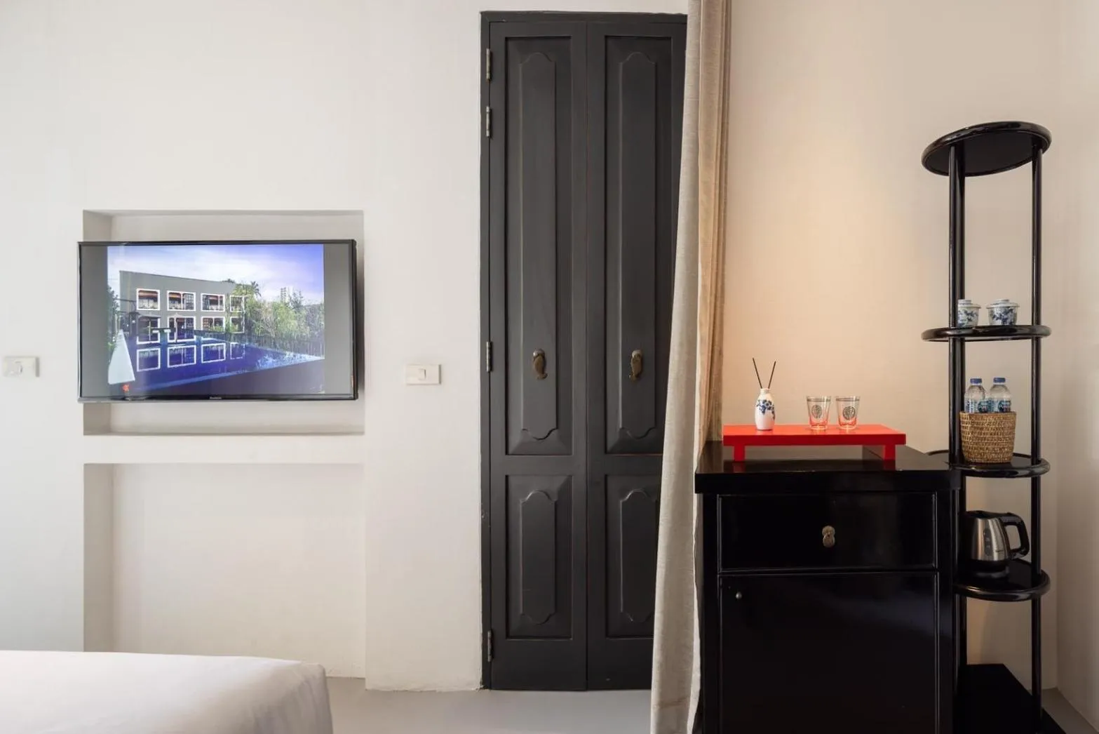 Photo of the whole room in Hotel Ping Silhouette