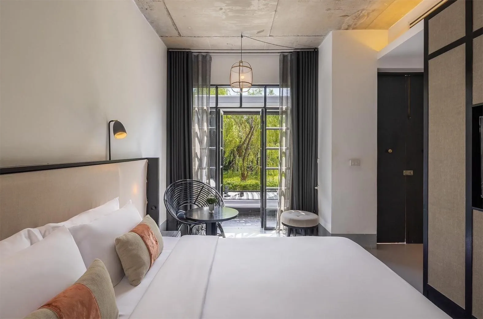 Bed in Hotel Ping Silhouette