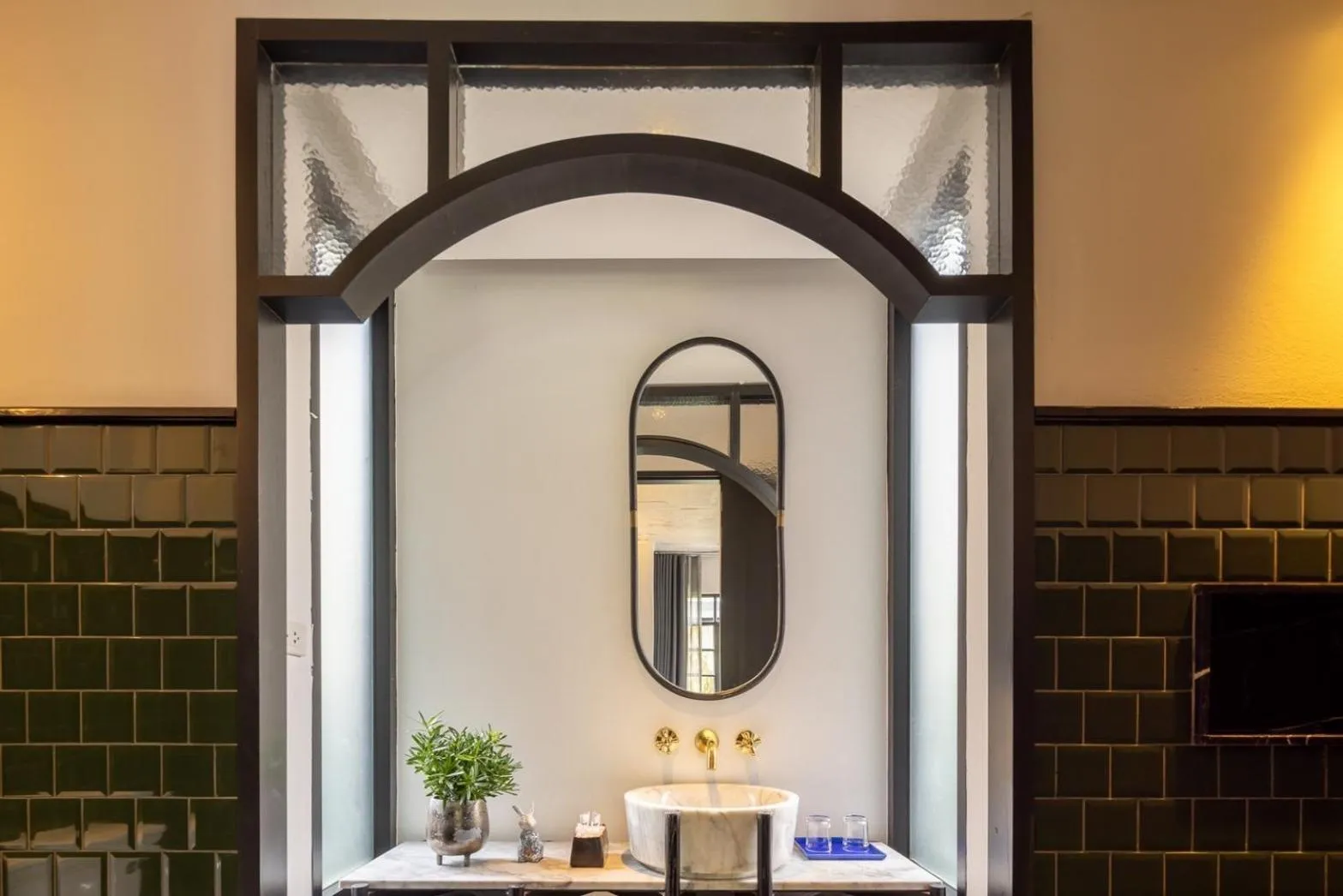 Bathroom in Hotel Ping Silhouette