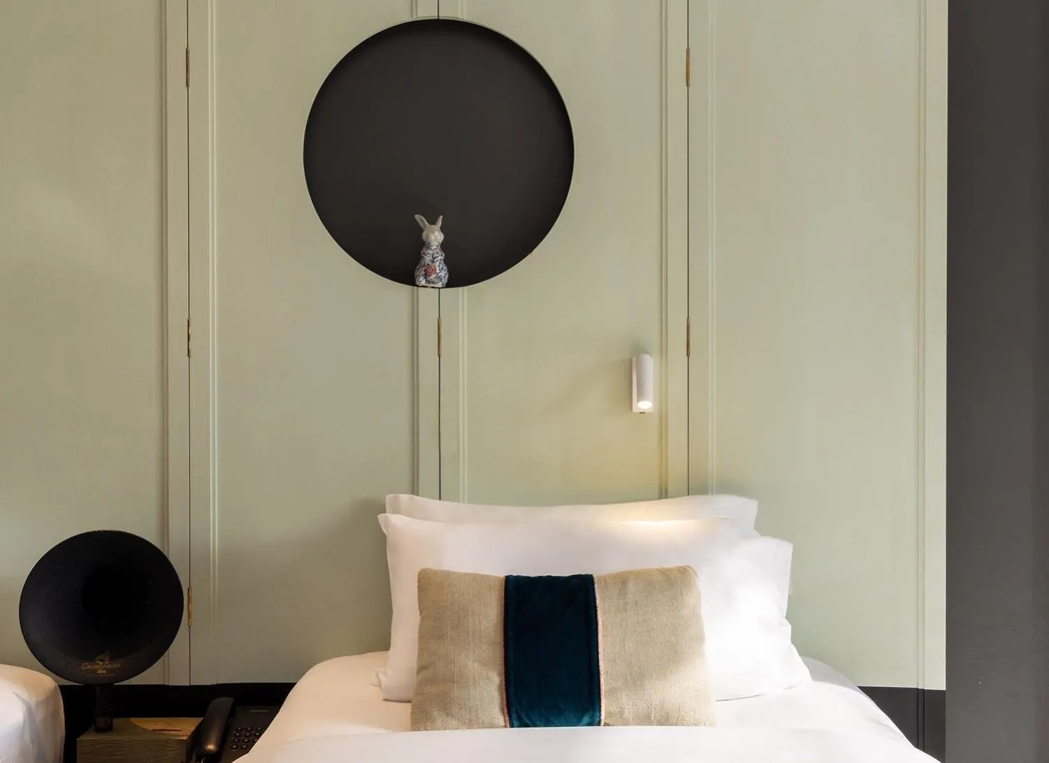 Bed in Hotel Ping Silhouette