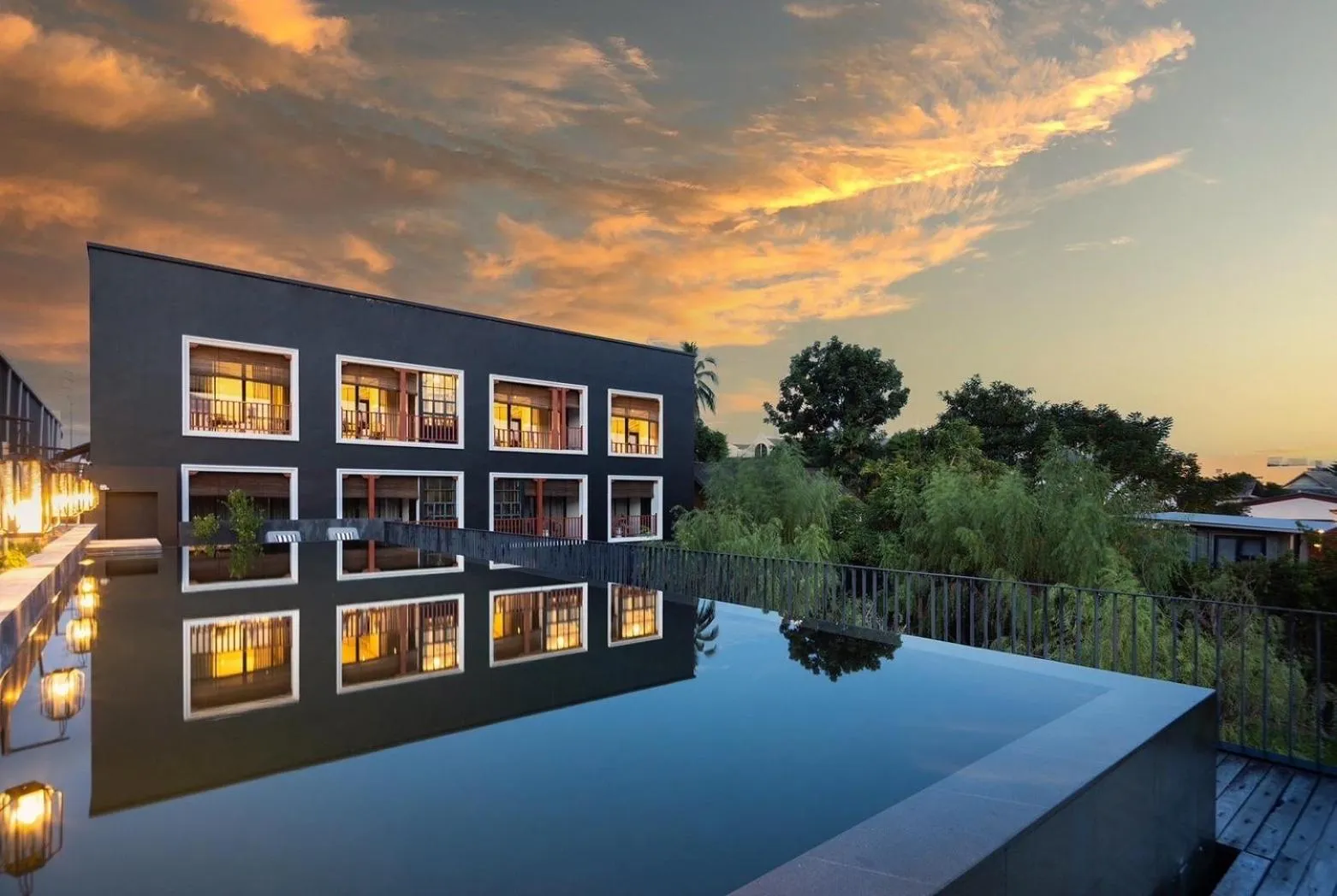 Property building in Hotel Ping Silhouette